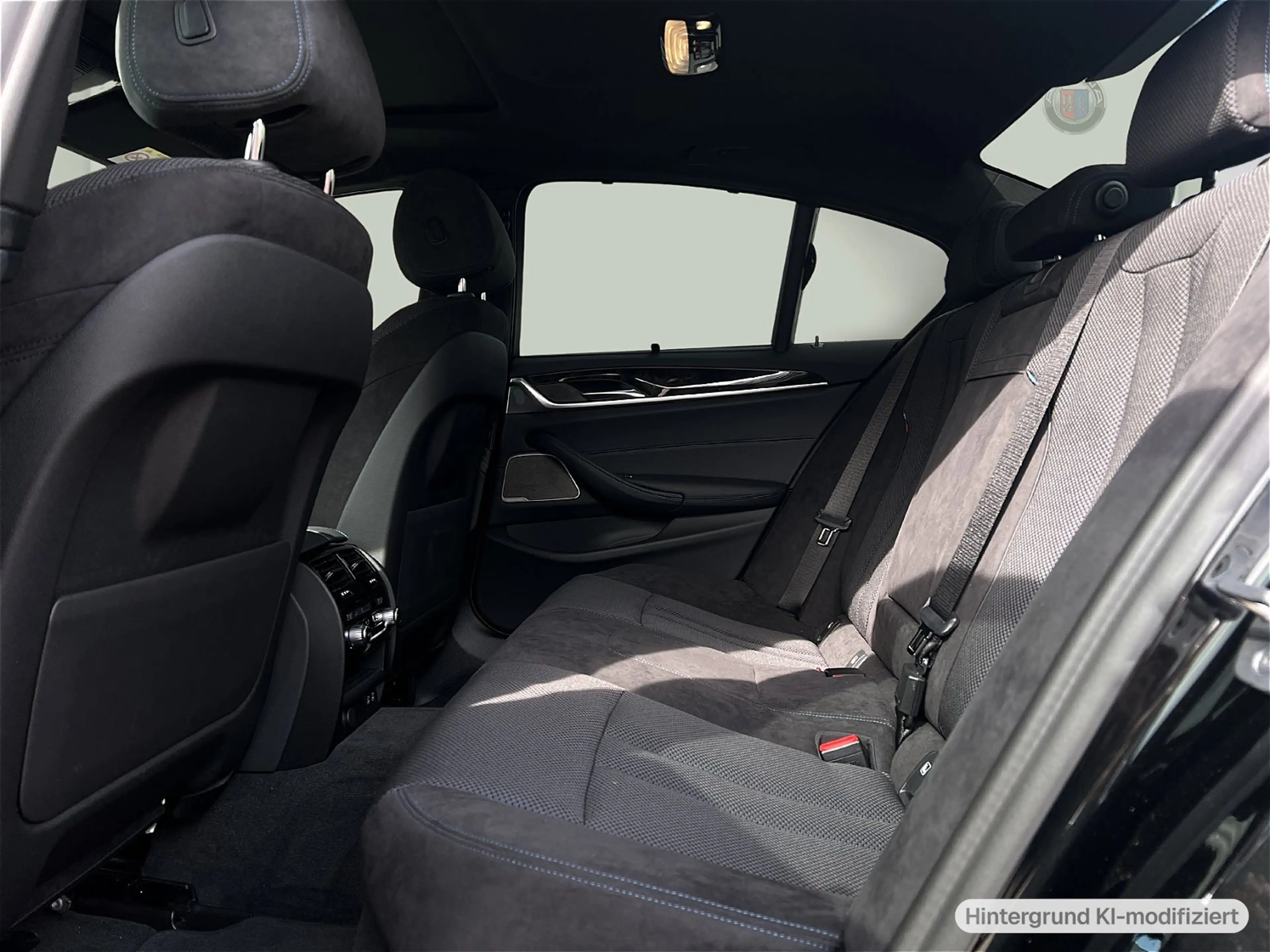 BMW 550 M550i xDrive Limousine — photo 11