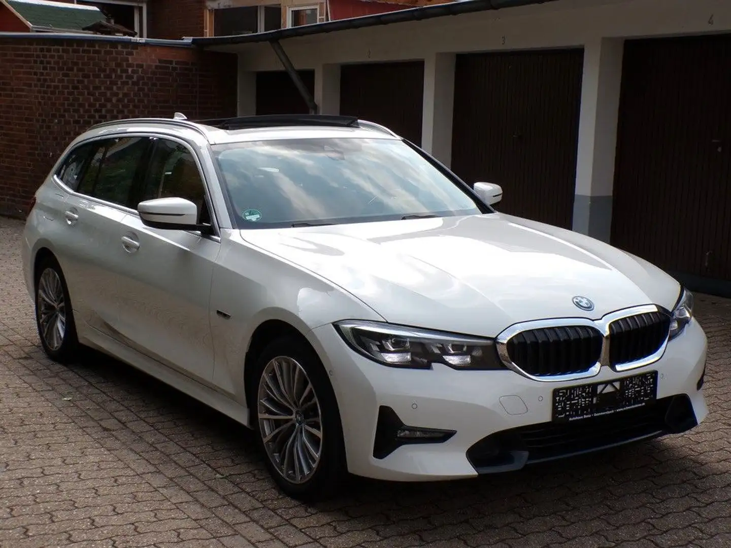 BMW 330 e Sport Line/Pano/Kamera/Head-Up/W-Lan/AHK Weiß - 2