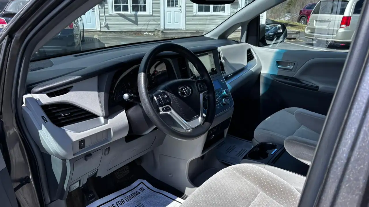 Toyota Sienna photo Toyota Sienna