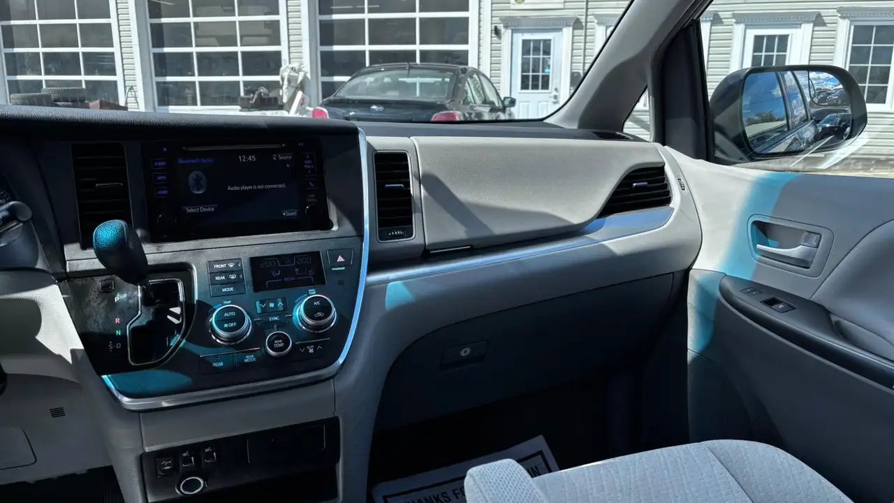 Toyota Sienna photo Toyota Sienna