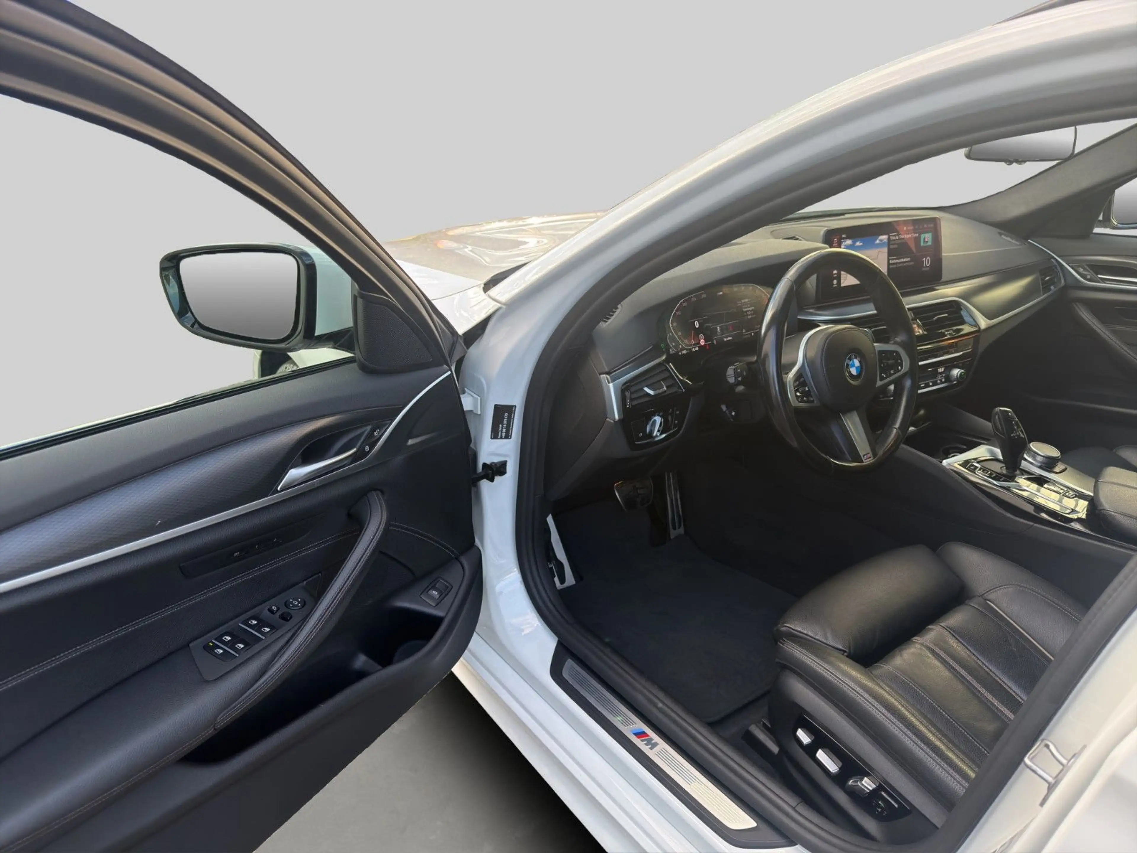 BMW 540 d Touring xDrive M-Sport PANO KAM LED APP ACC — photo 13