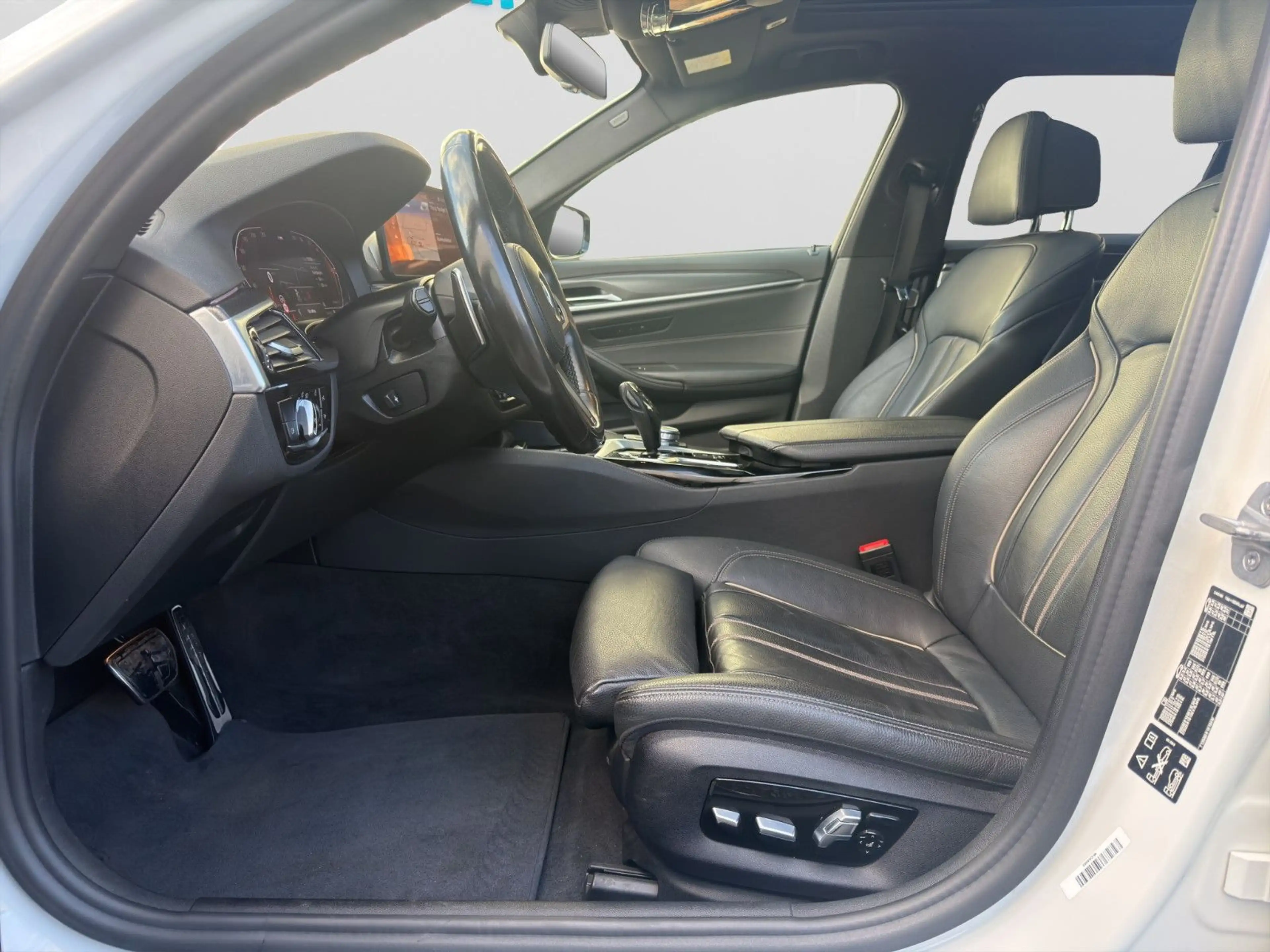 BMW 540 d Touring xDrive M-Sport PANO KAM LED APP ACC — photo 14