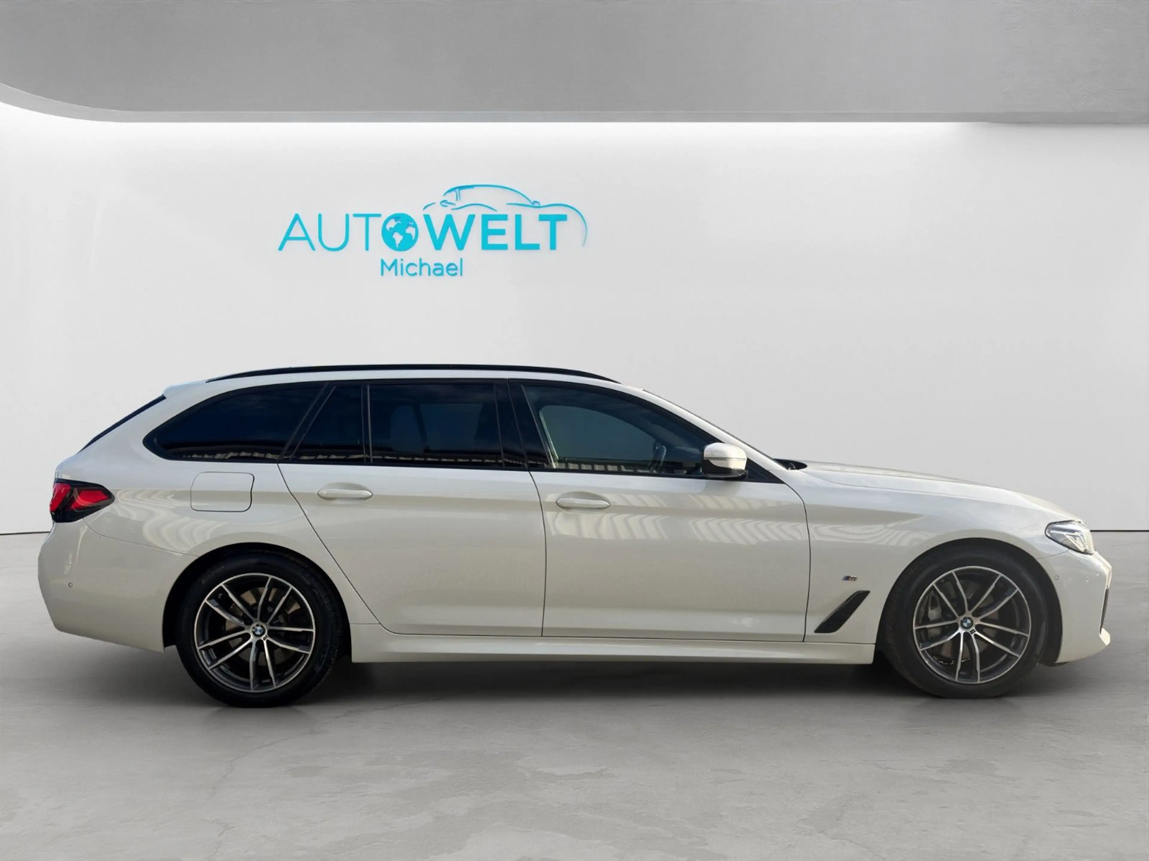 BMW 540 d Touring xDrive M-Sport PANO KAM LED APP ACC — photo 5