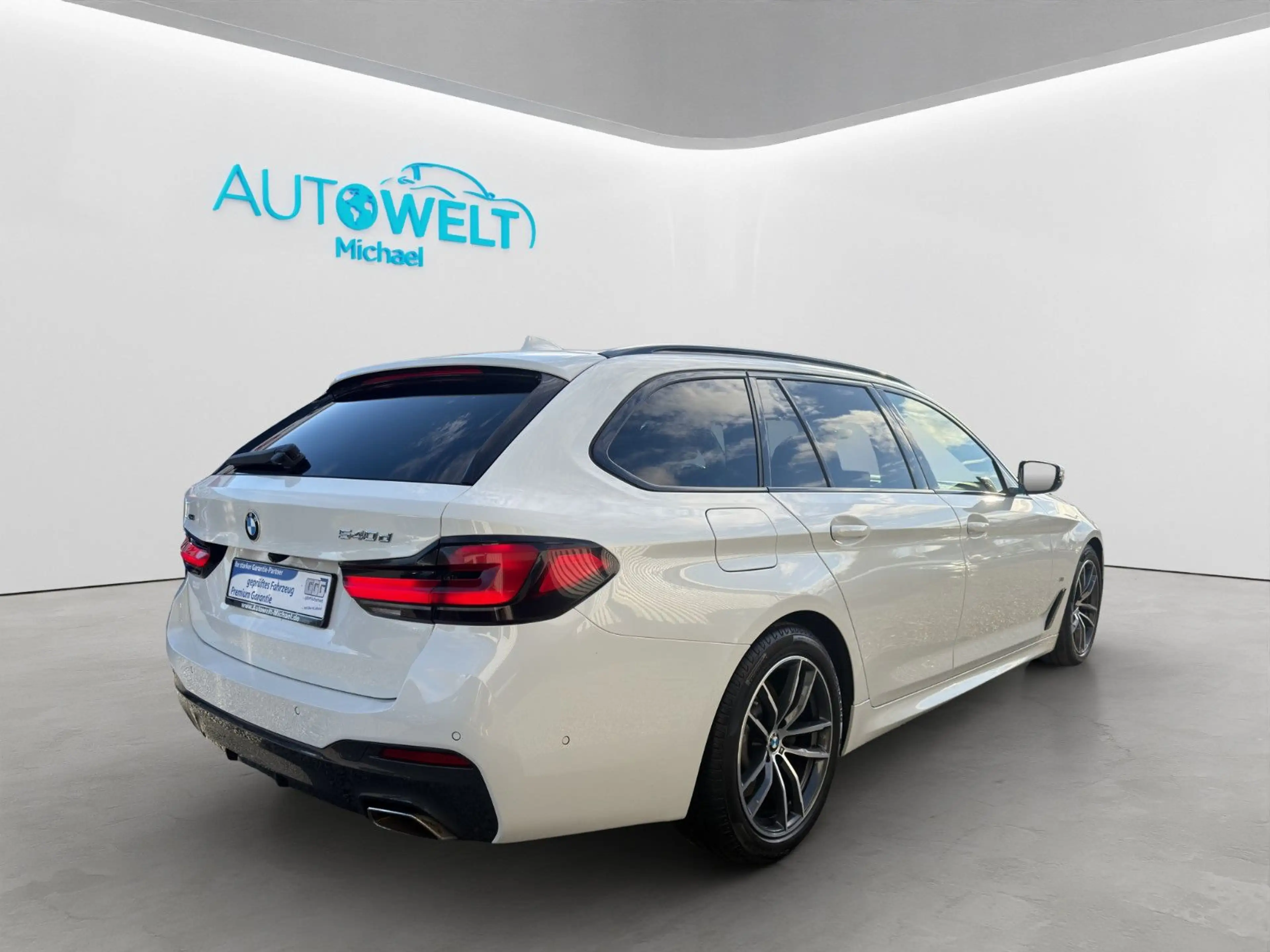 BMW 540 d Touring xDrive M-Sport PANO KAM LED APP ACC — photo 6