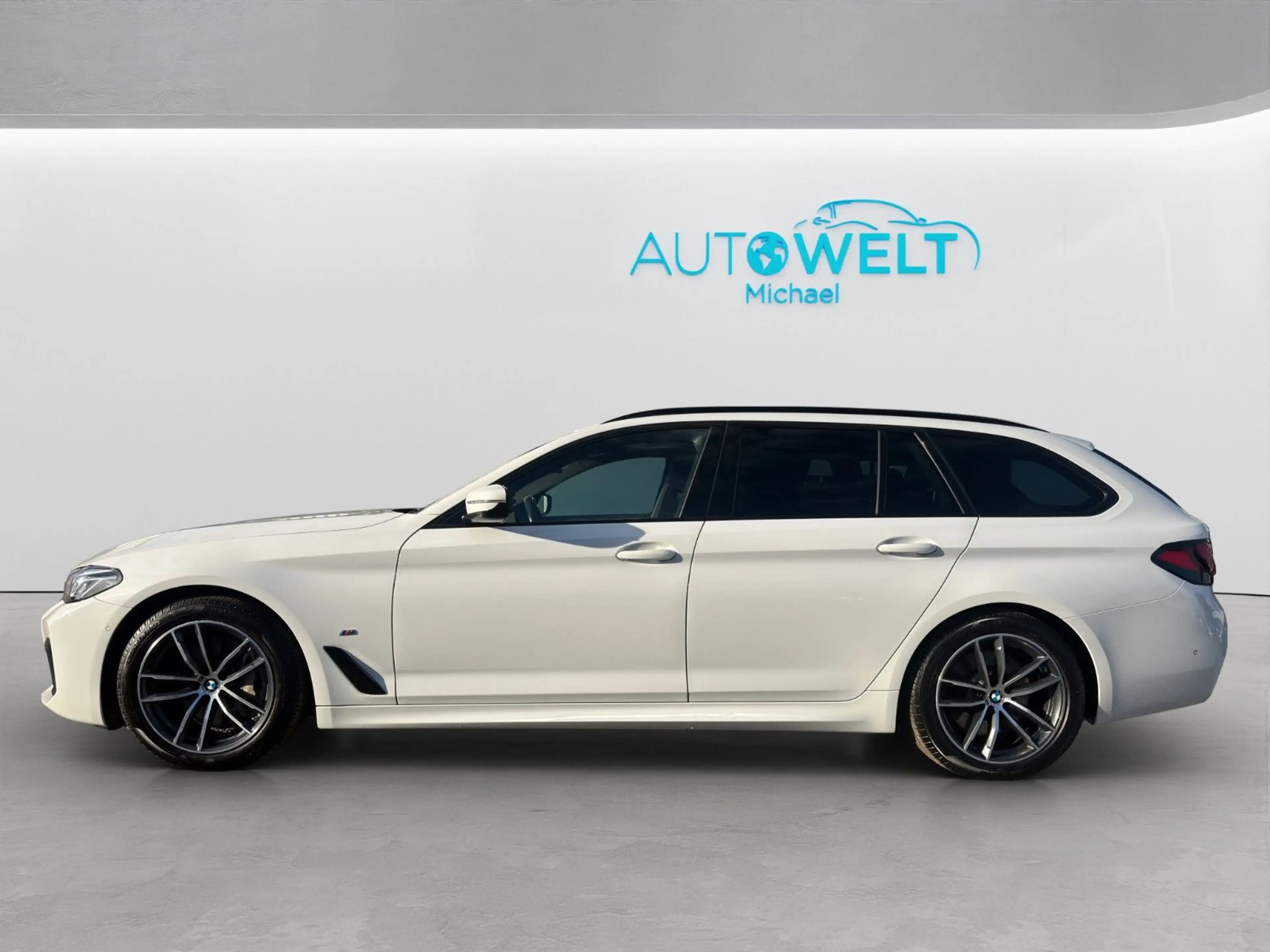 BMW 540 d Touring xDrive M-Sport PANO KAM LED APP ACC — photo 11
