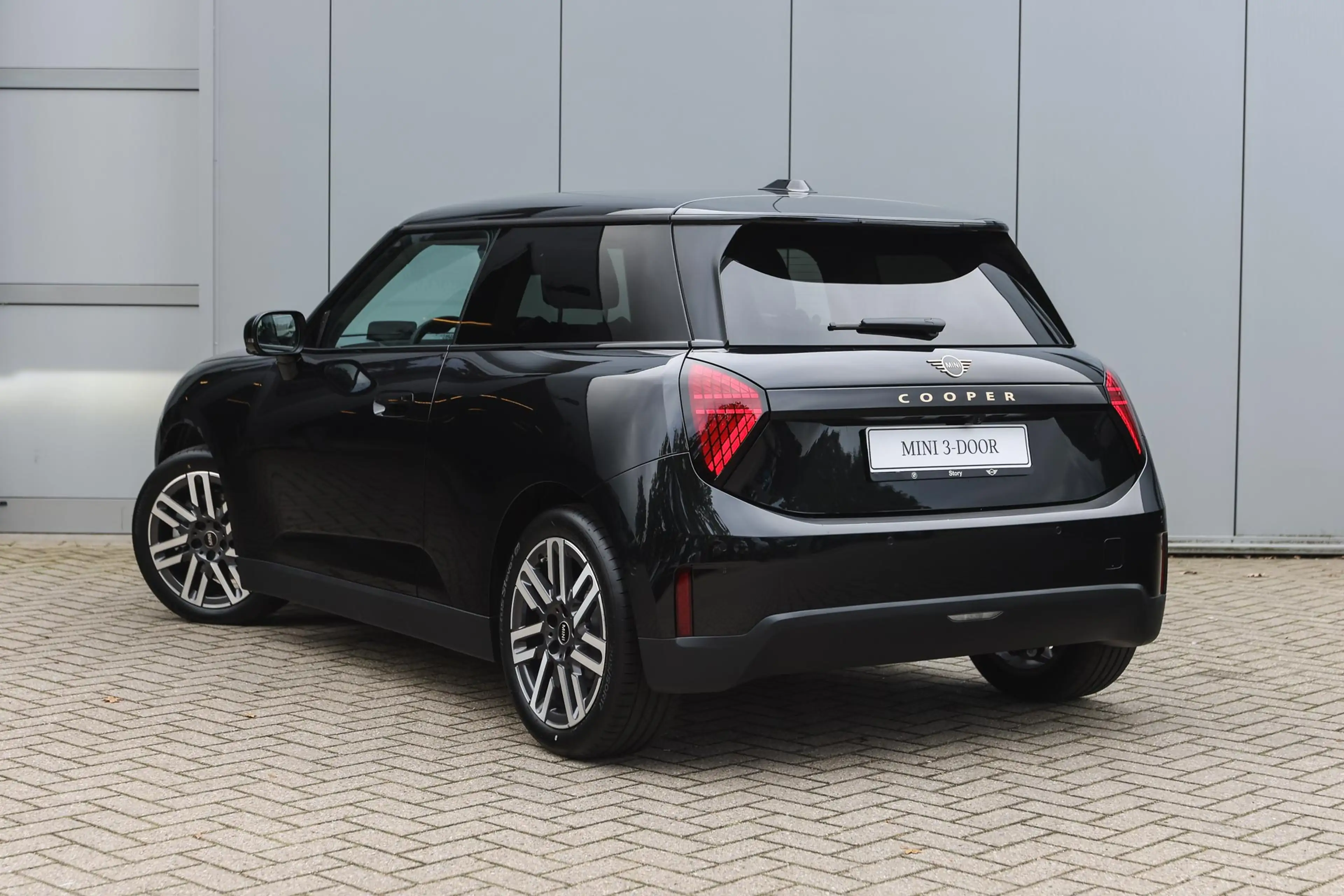 MINI Cooper E Hatchback / Classic / Pakket L / 17 inch Parallel — photo 2