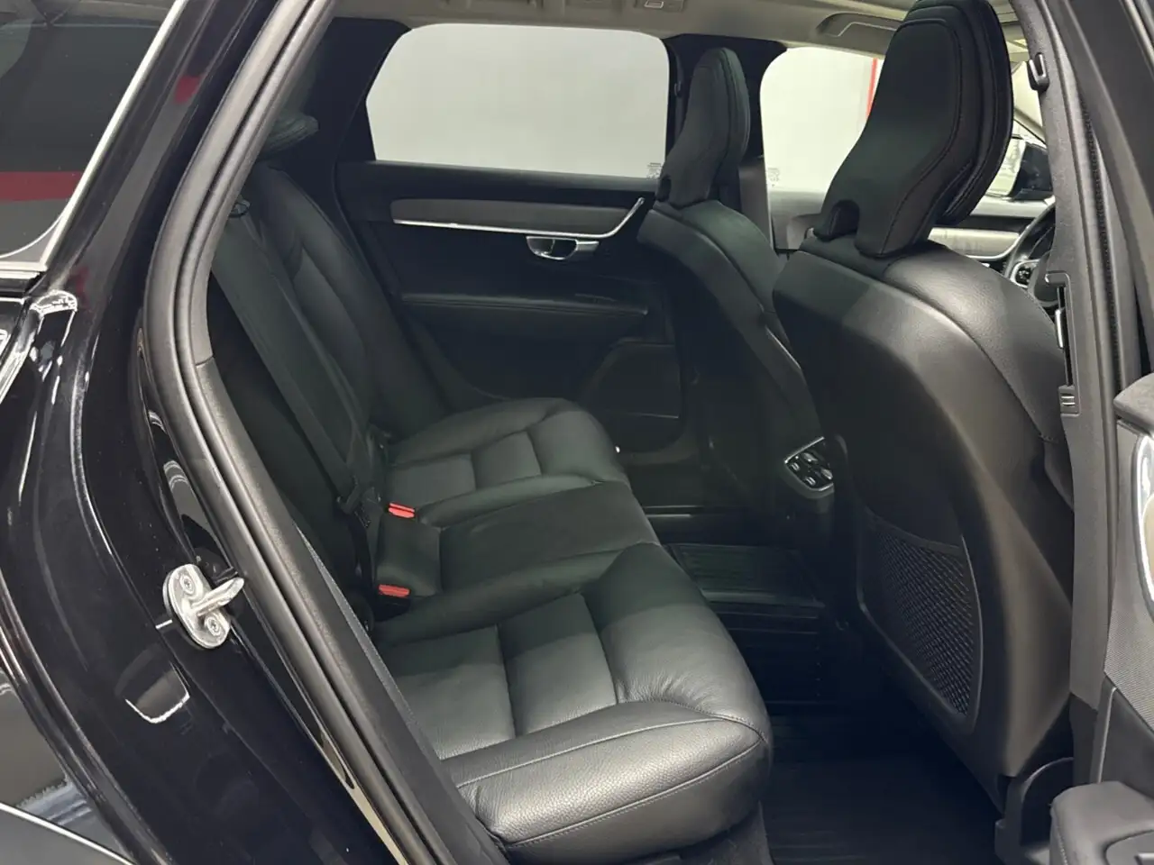Volvo V90 Cross Country снимка Volvo V90 Cross Country