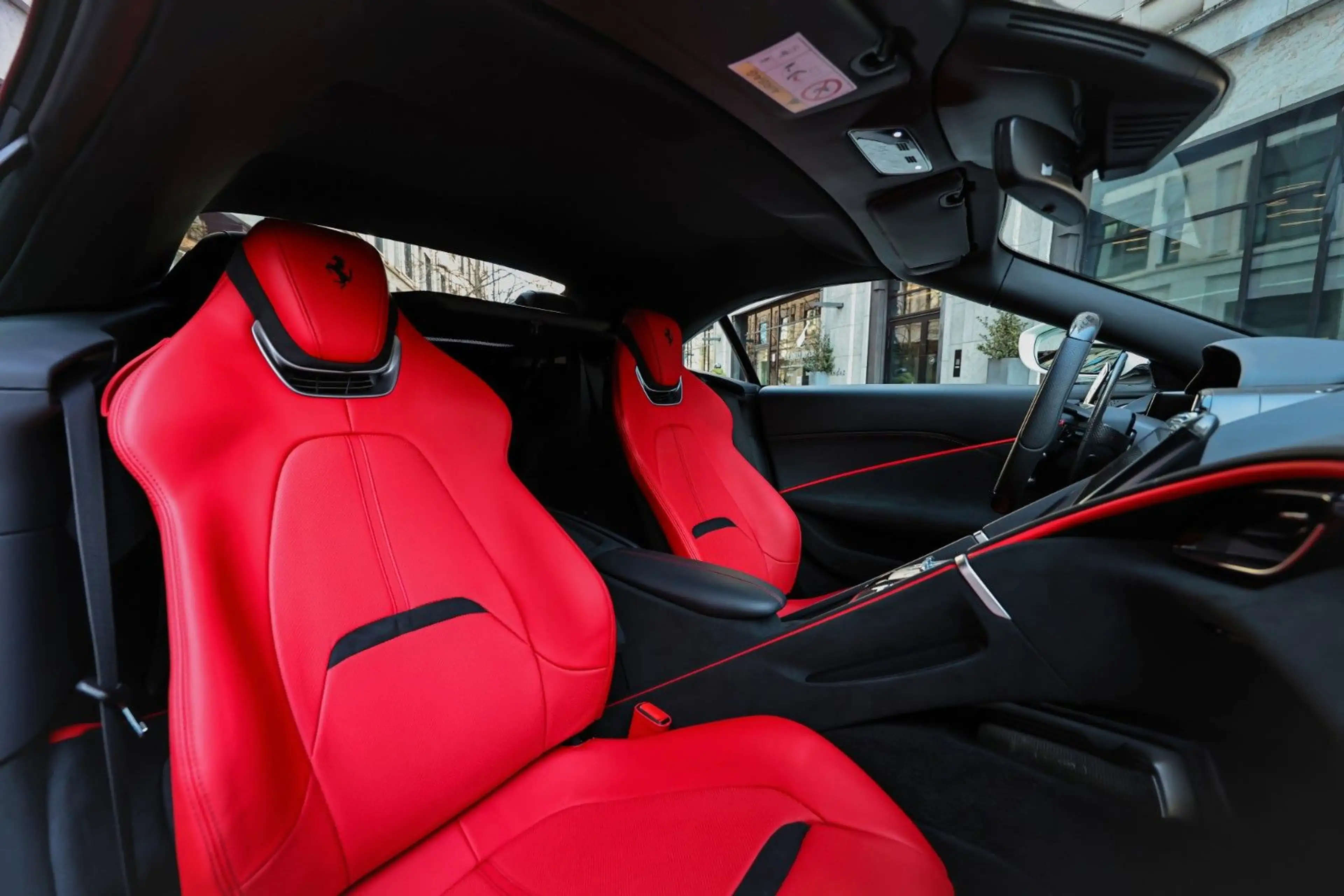 Ferrari Roma Spider | Carbon Ext. & Int. | Weiss-Rot — photo 13