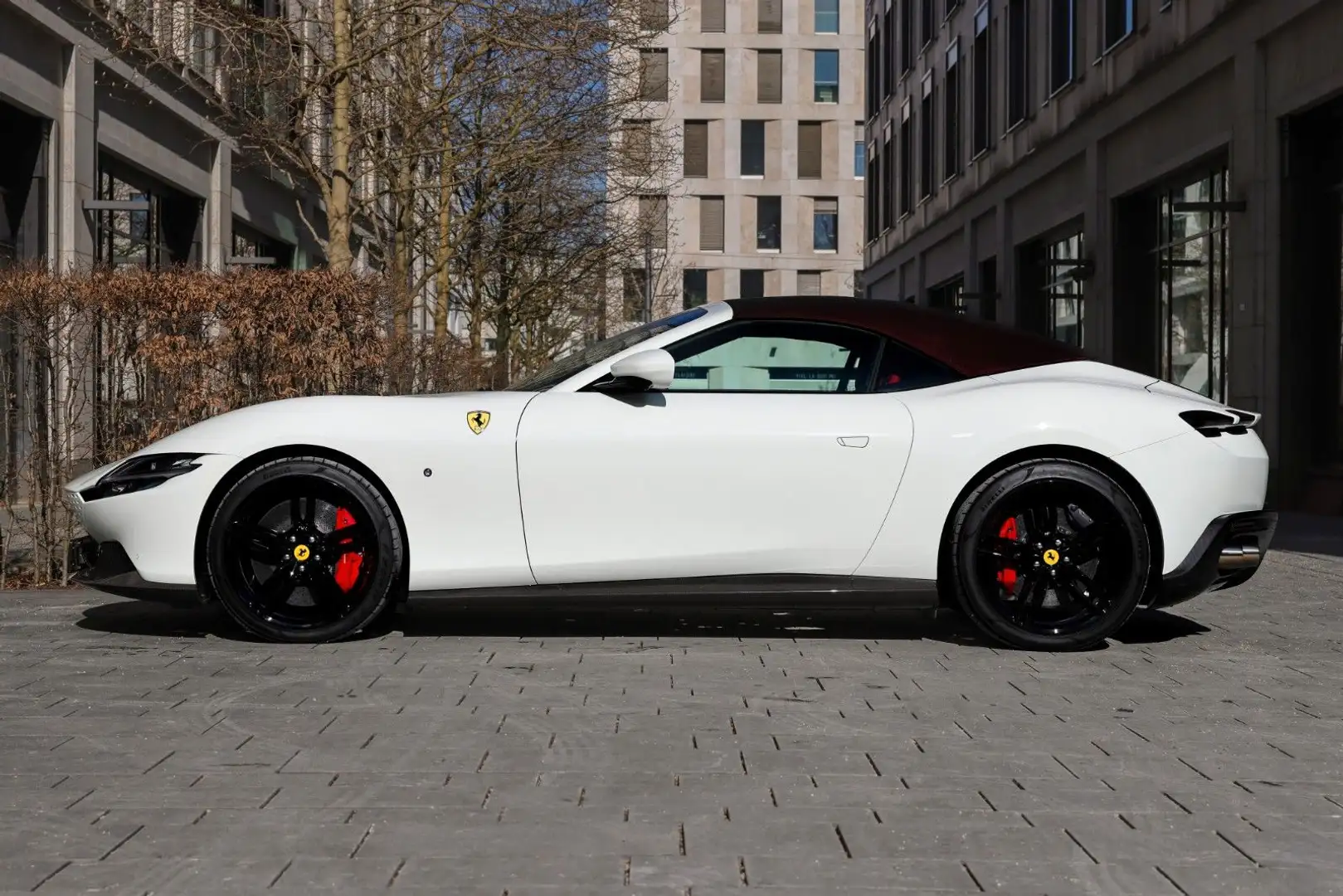 Ferrari Roma Spider | Carbon Ext. & Int. | Weiss-Rot Fehér - 2