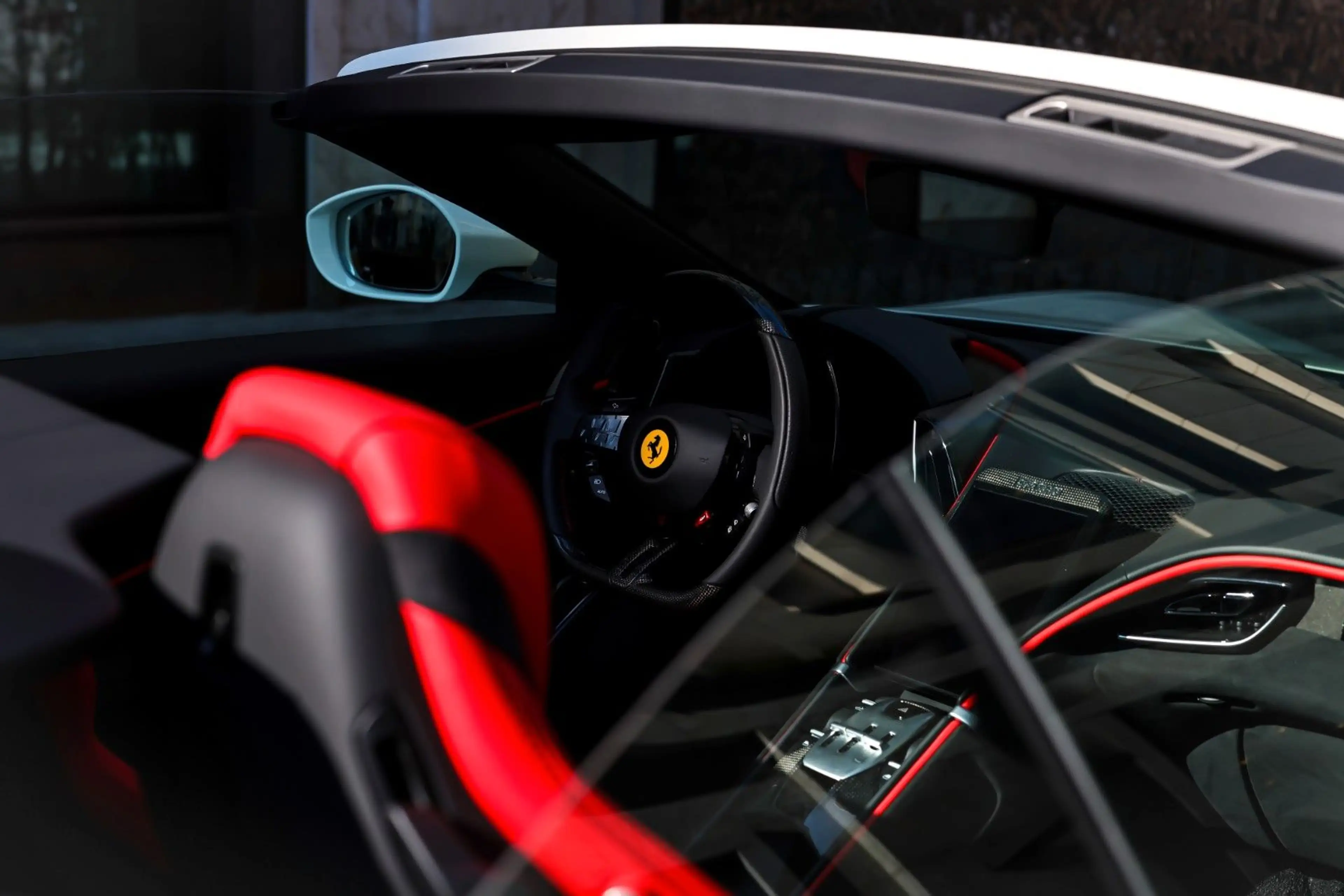 Ferrari Roma Spider | Carbon Ext. & Int. | Weiss-Rot — photo 15