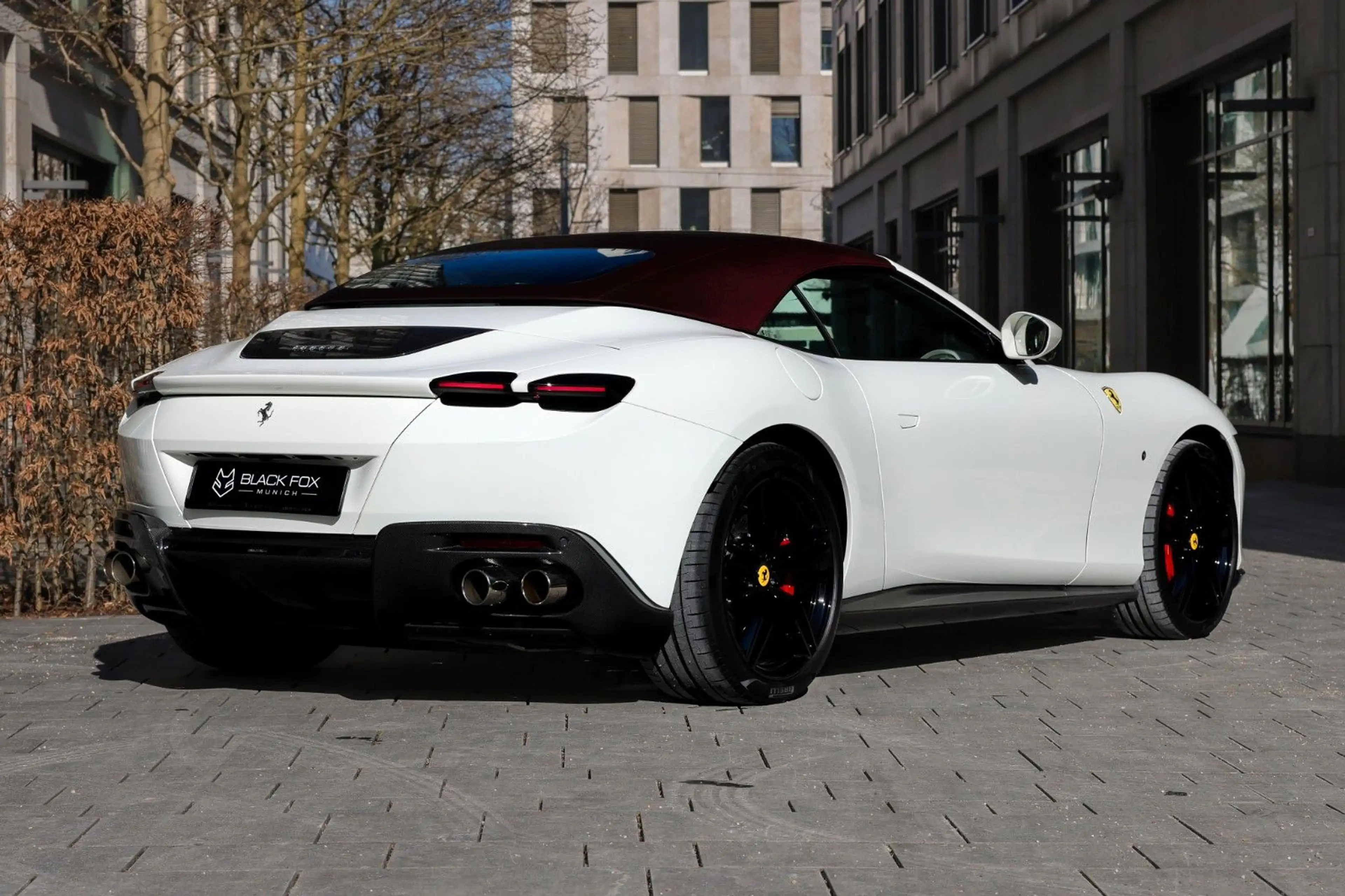 Ferrari Roma Spider | Carbon Ext. & Int. | Weiss-Rot — photo 5