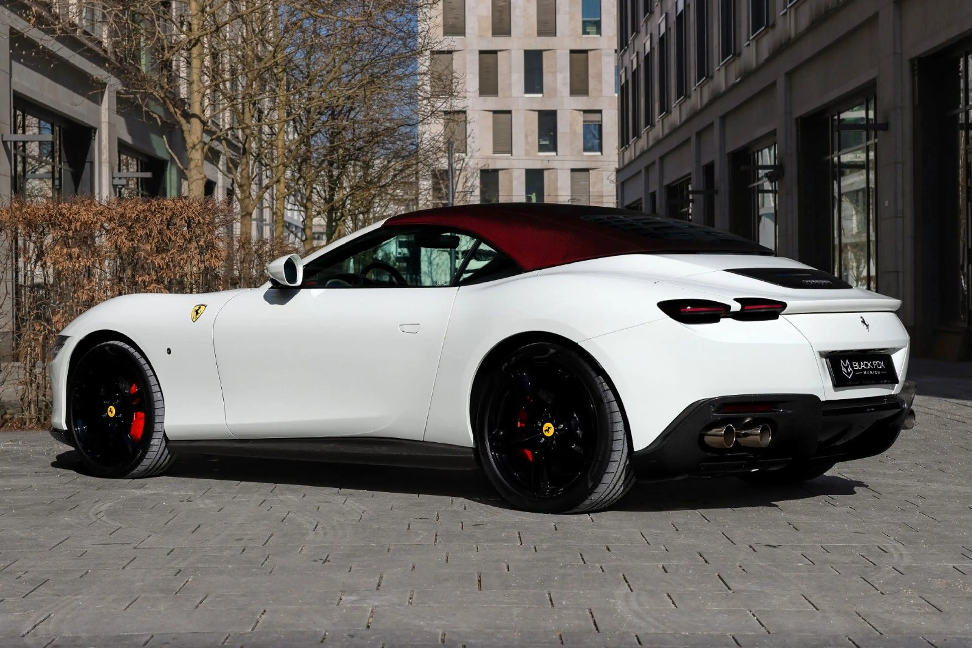 Ferrari Roma Spider | Carbon Ext. & Int. | Weiss-Rot — photo 3