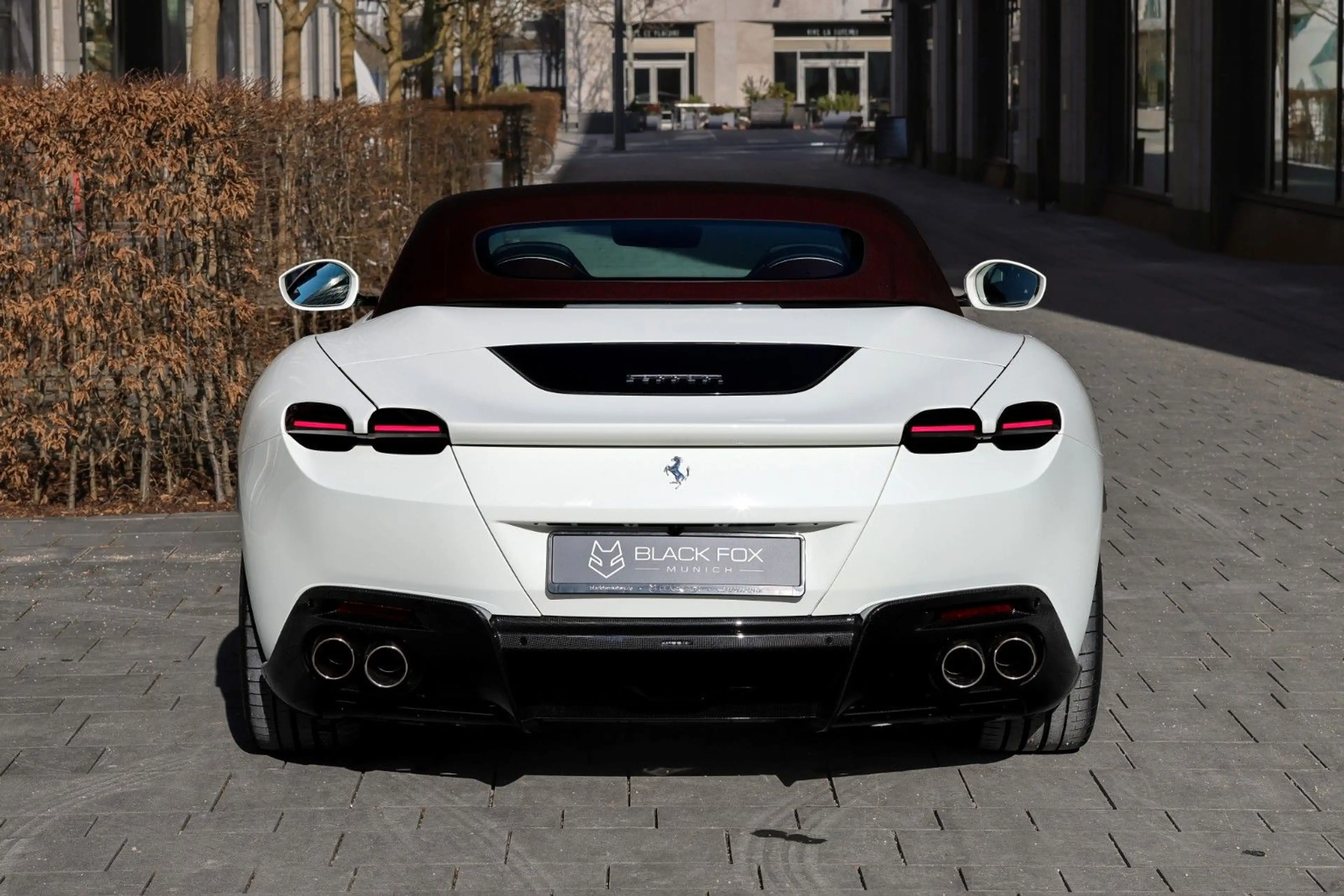 Ferrari Roma Spider | Carbon Ext. & Int. | Weiss-Rot — photo 4