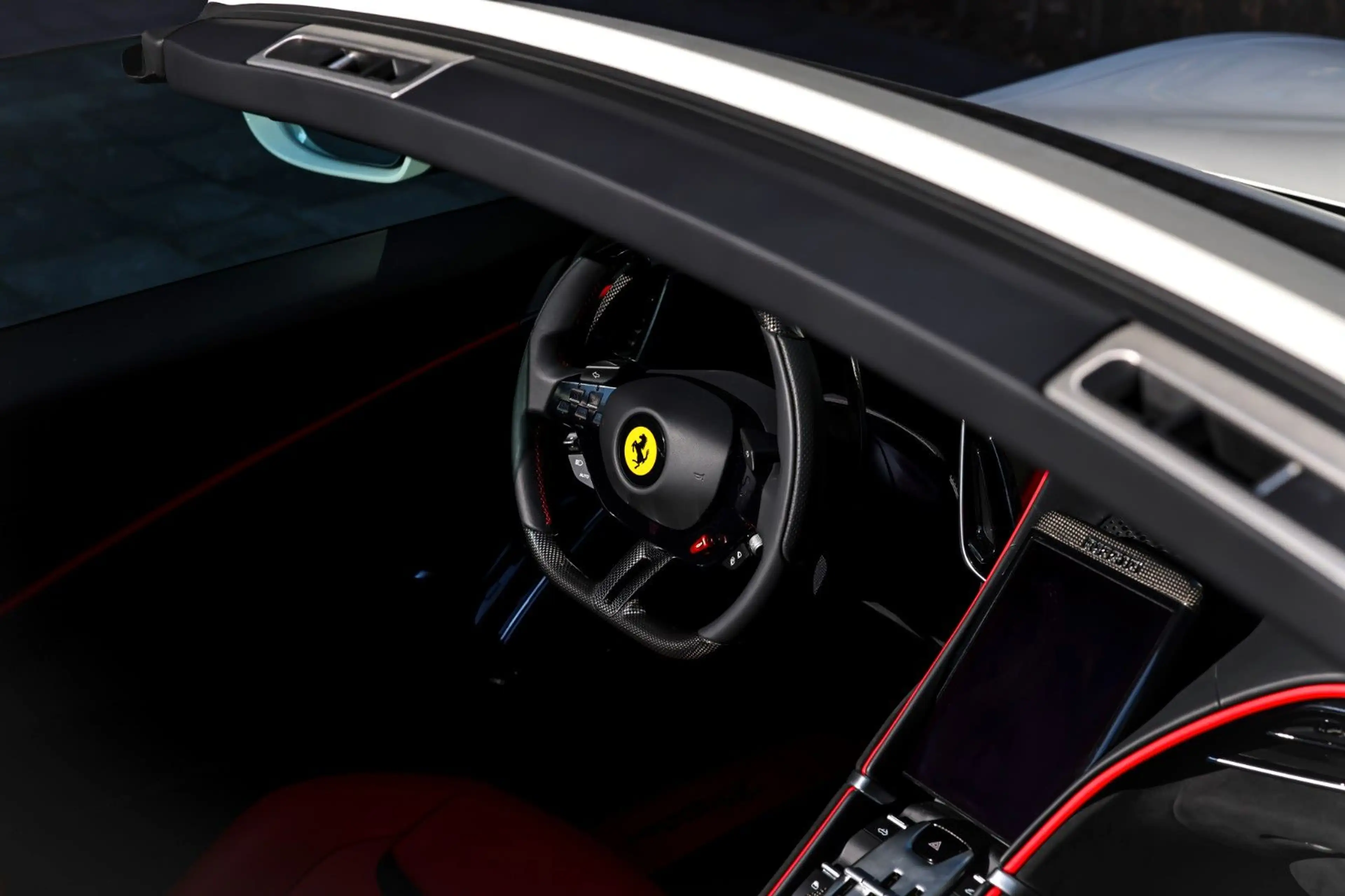 Ferrari Roma Spider | Carbon Ext. & Int. | Weiss-Rot — photo 14