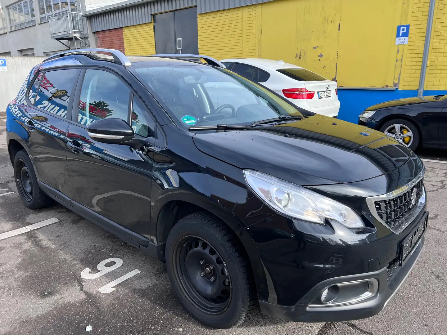 Peugeot 2008 Active Schwarz - 2