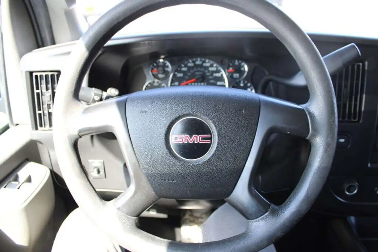 GMC Savana снимка GMC Savana