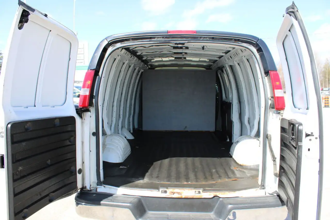 GMC Savana снимка GMC Savana