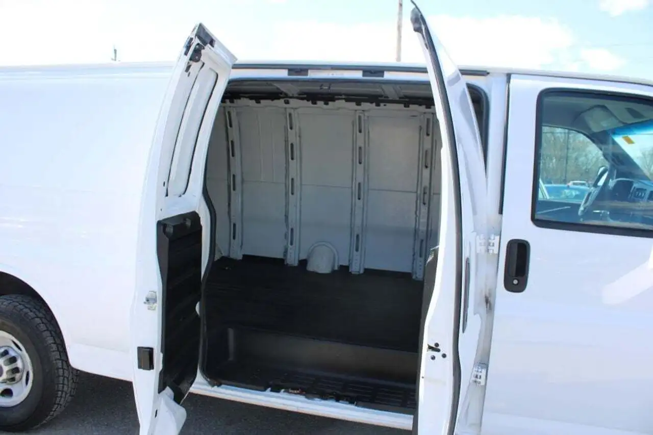 GMC Savana снимка GMC Savana