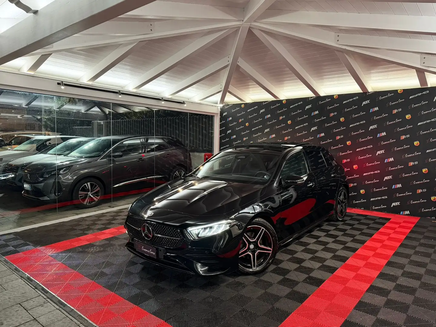 Mercedes-Benz A 180 d Automatic AMG Line Premium Zwart - 1