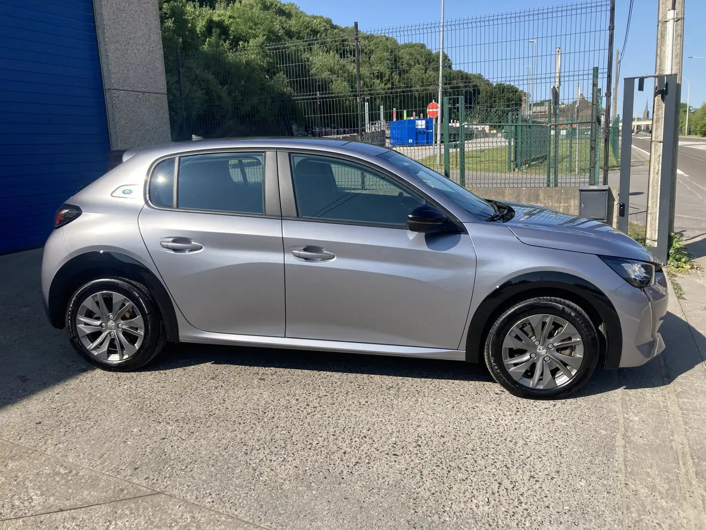 Peugeot e-208 50 kWh Active Pack Grau - 1