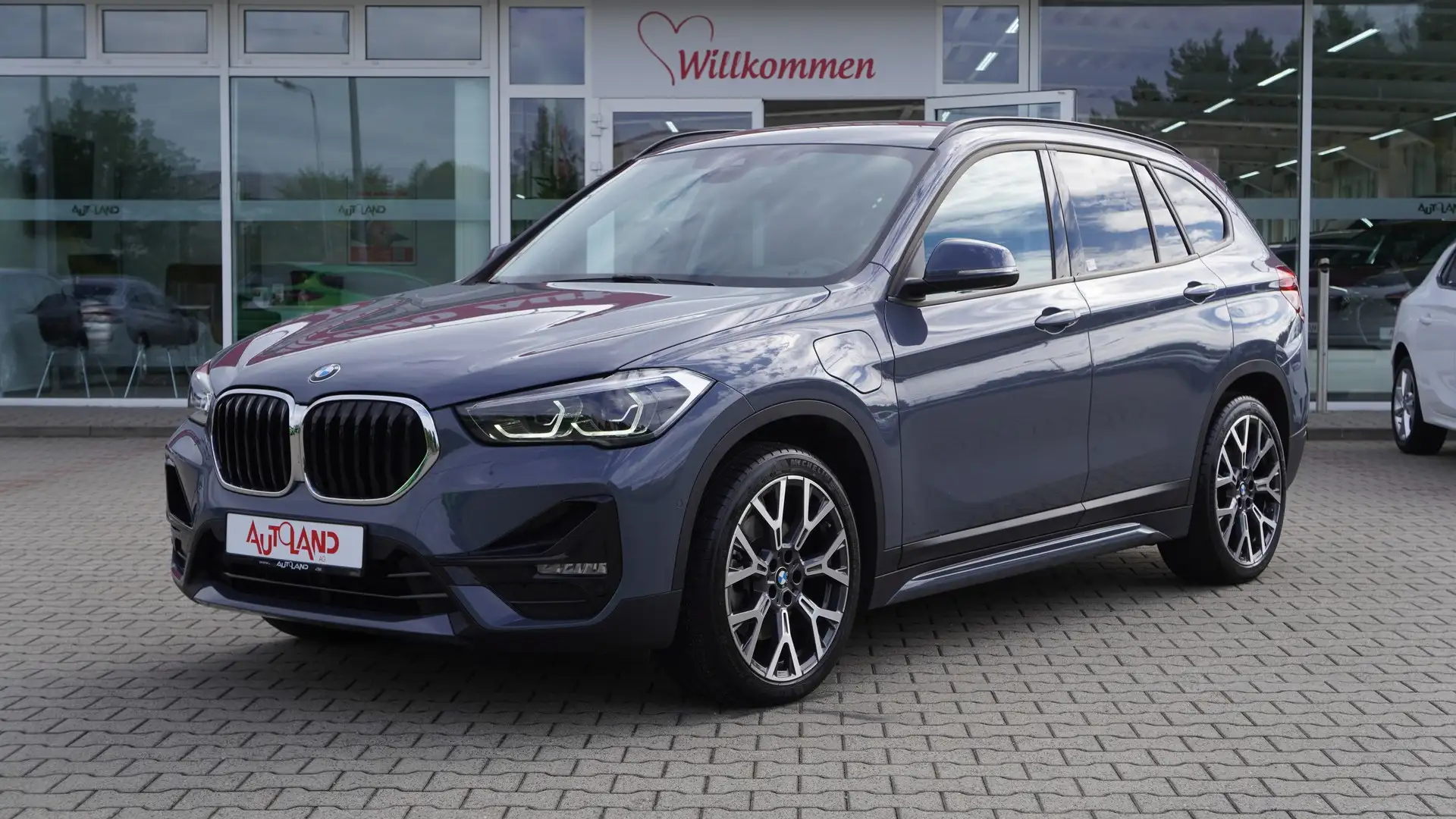 BMW X1 xDrive 25e Aut. SportLine LED Navi Kamera AHK Grau - 2