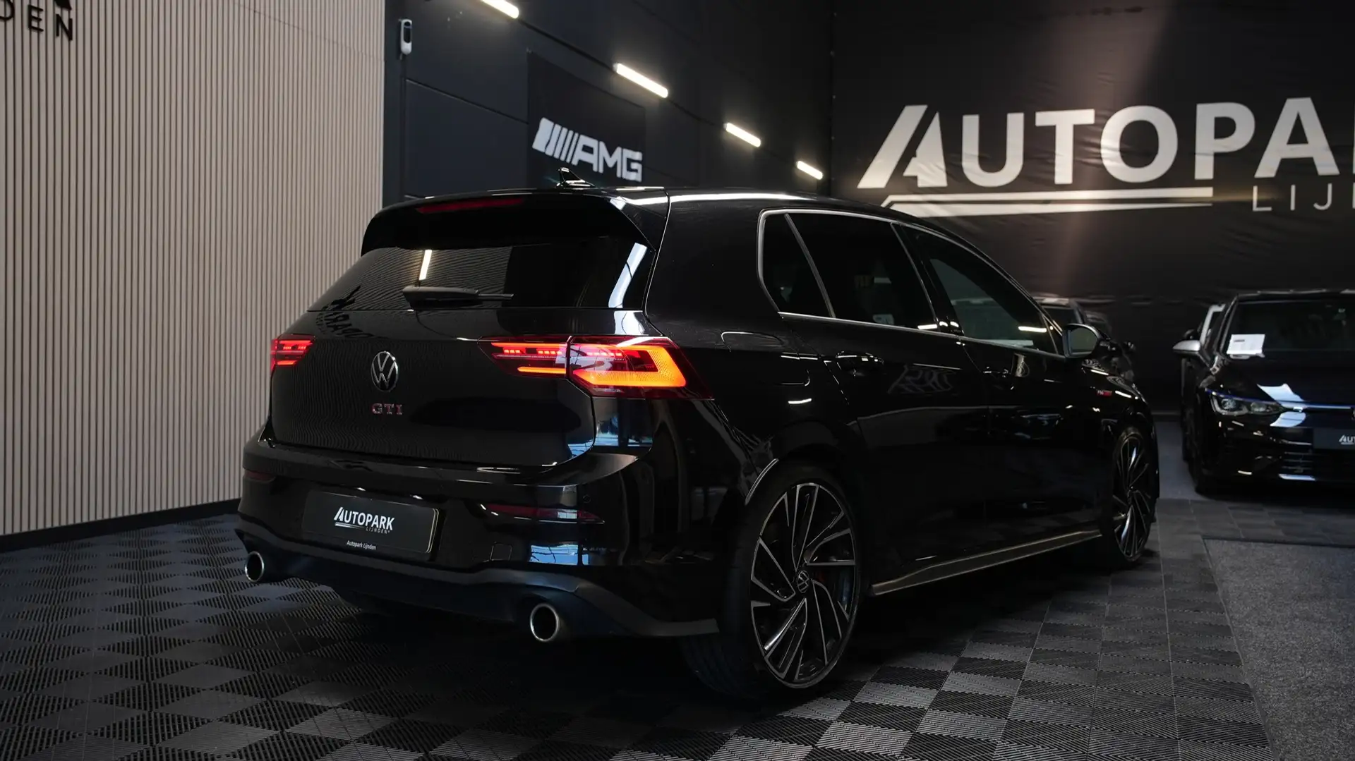 Volkswagen Golf GTI 2.0 TSI IQ LIGHTS/HARMAN KARDON/CARPLAY/BLINDSPOT/ Zwart - 2