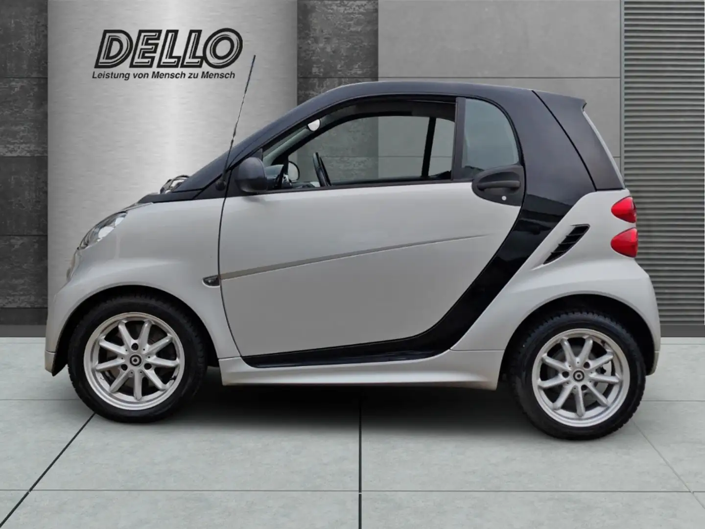 smart forTwo coupe Micro-Hybrid Drive 52kW Panorama Soundsystem crna - 2