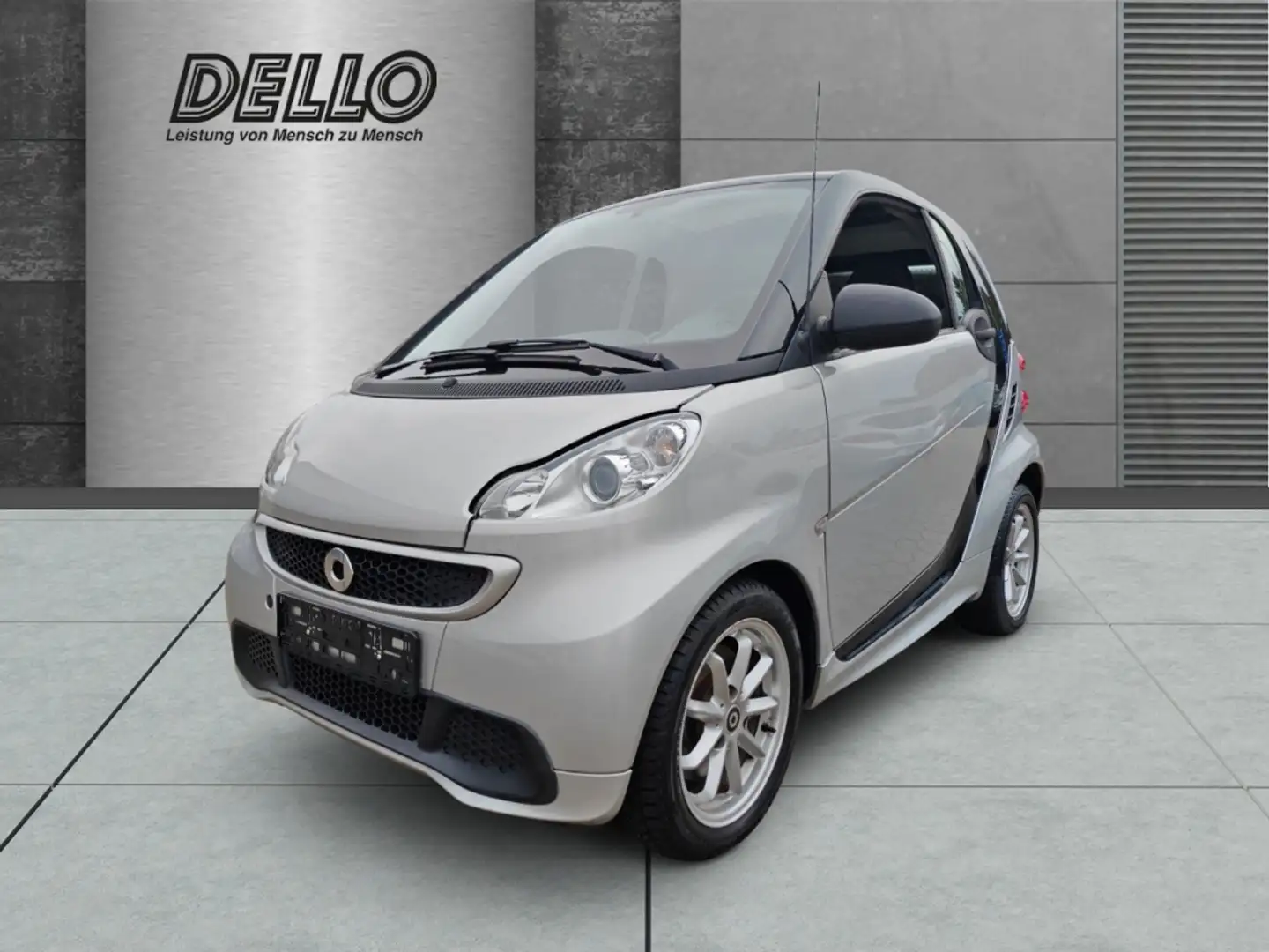 smart forTwo coupe Micro-Hybrid Drive 52kW Panorama Soundsystem crna - 1
