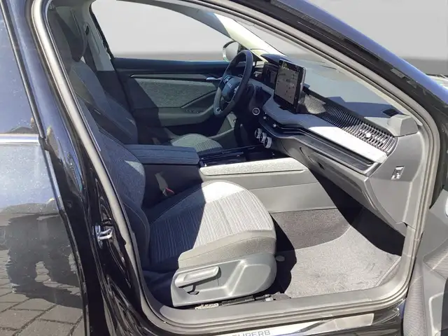 Skoda Superb view 4