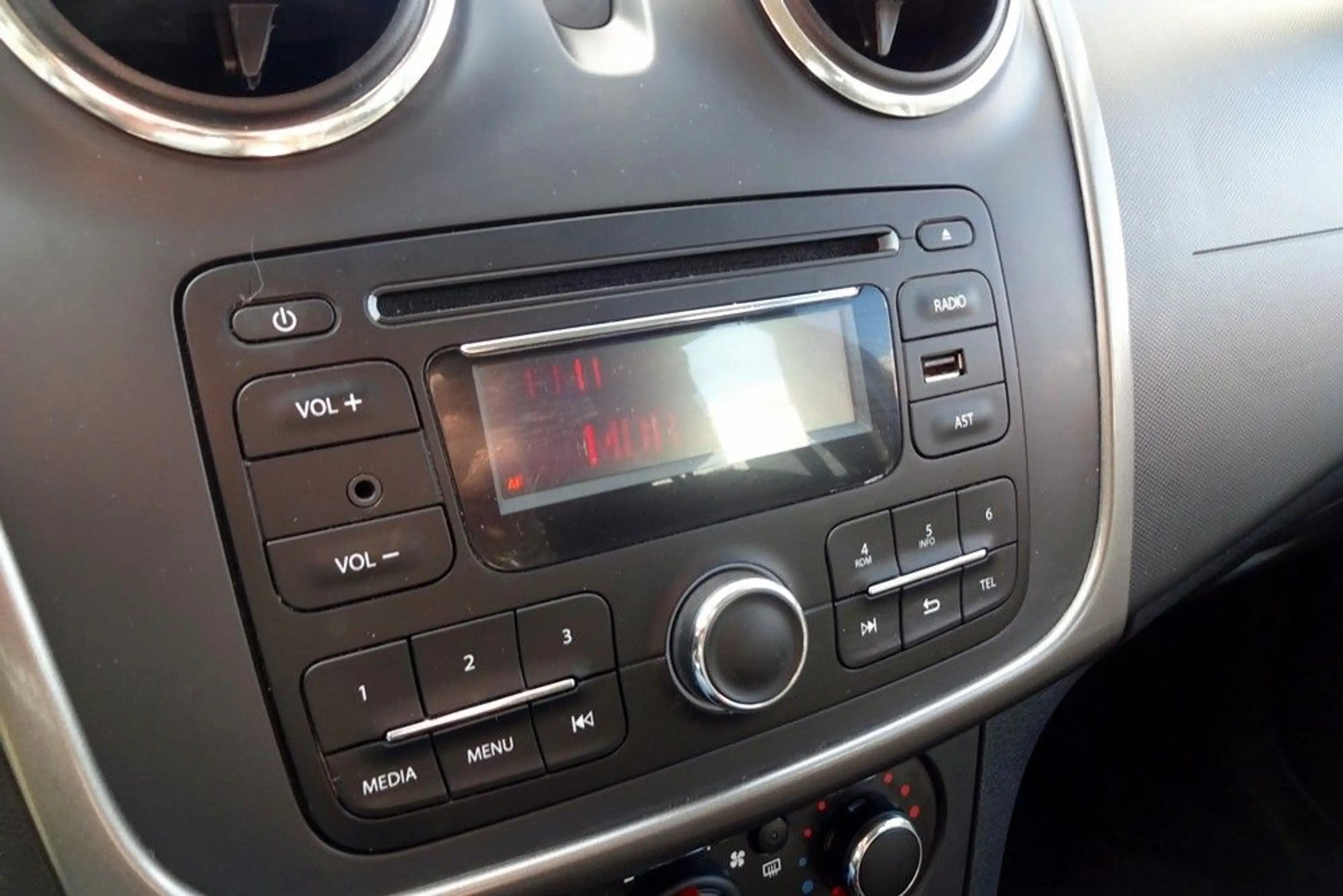 Dacia Logan MCV II Kombi 1.2 Laureate-SOR+WR/KLIMA/PDC — photo 31