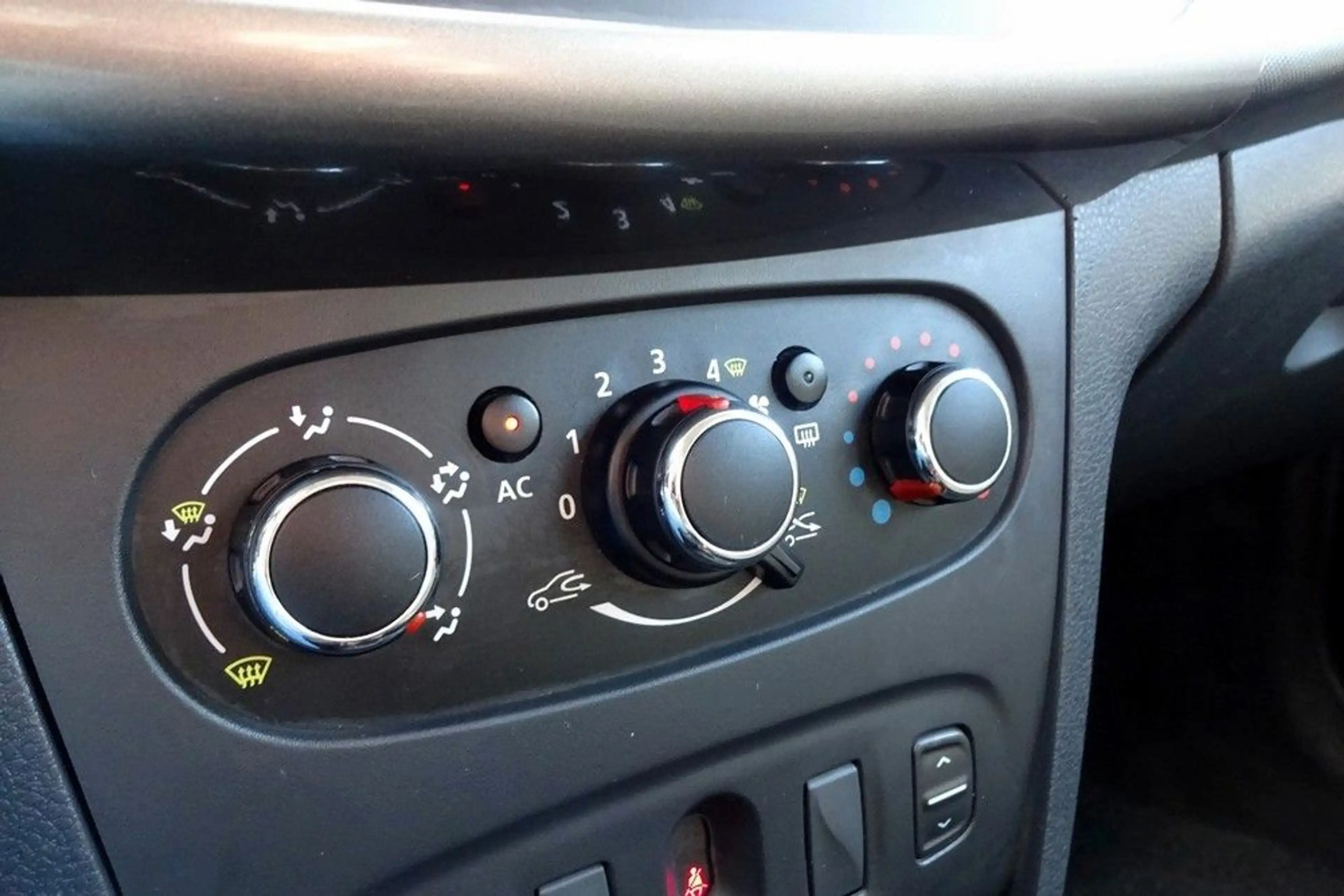 Dacia Logan MCV II Kombi 1.2 Laureate-SOR+WR/KLIMA/PDC — photo 32