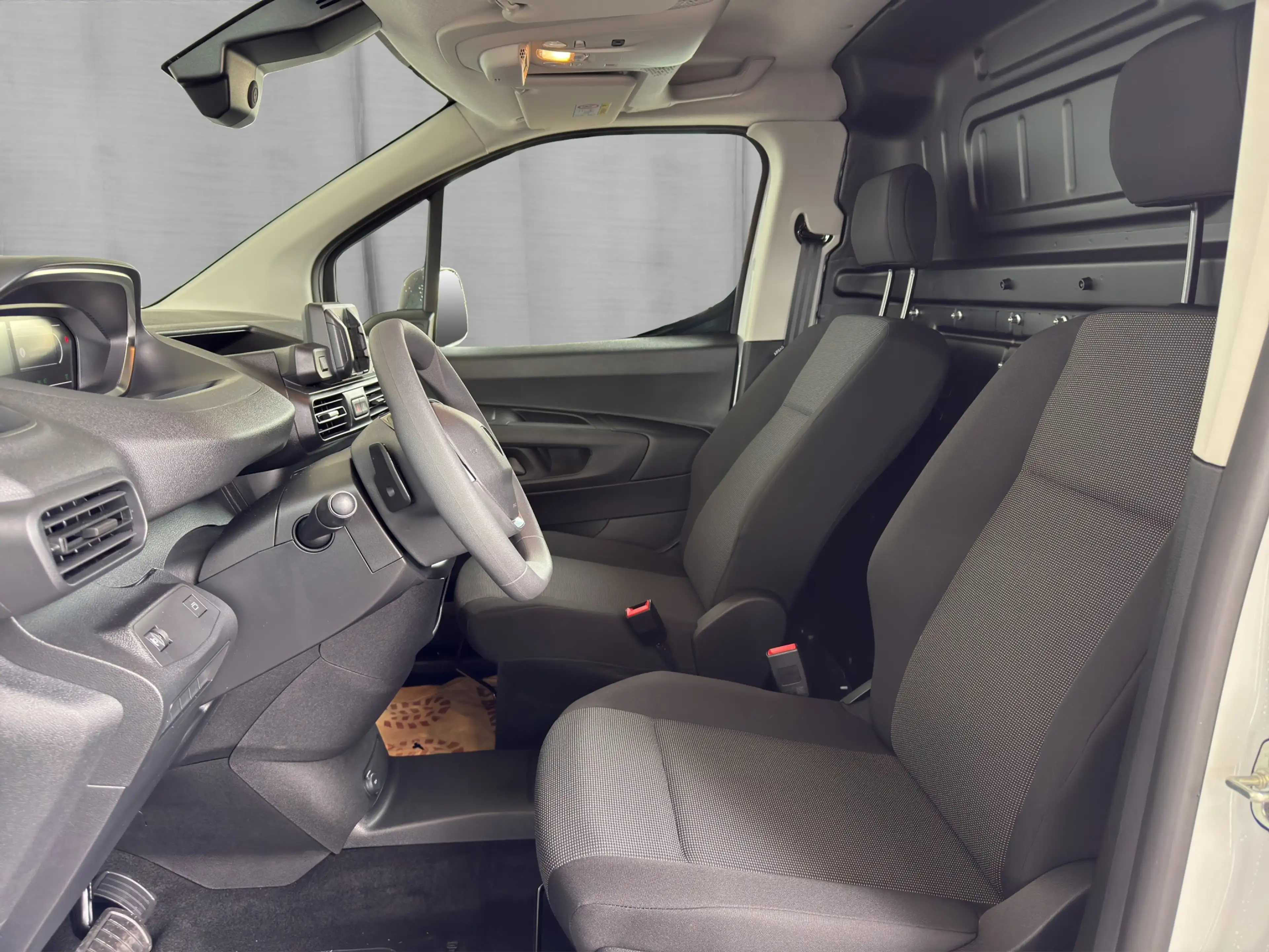 Peugeot Partner BHDI 130 EAT8 — photo 8