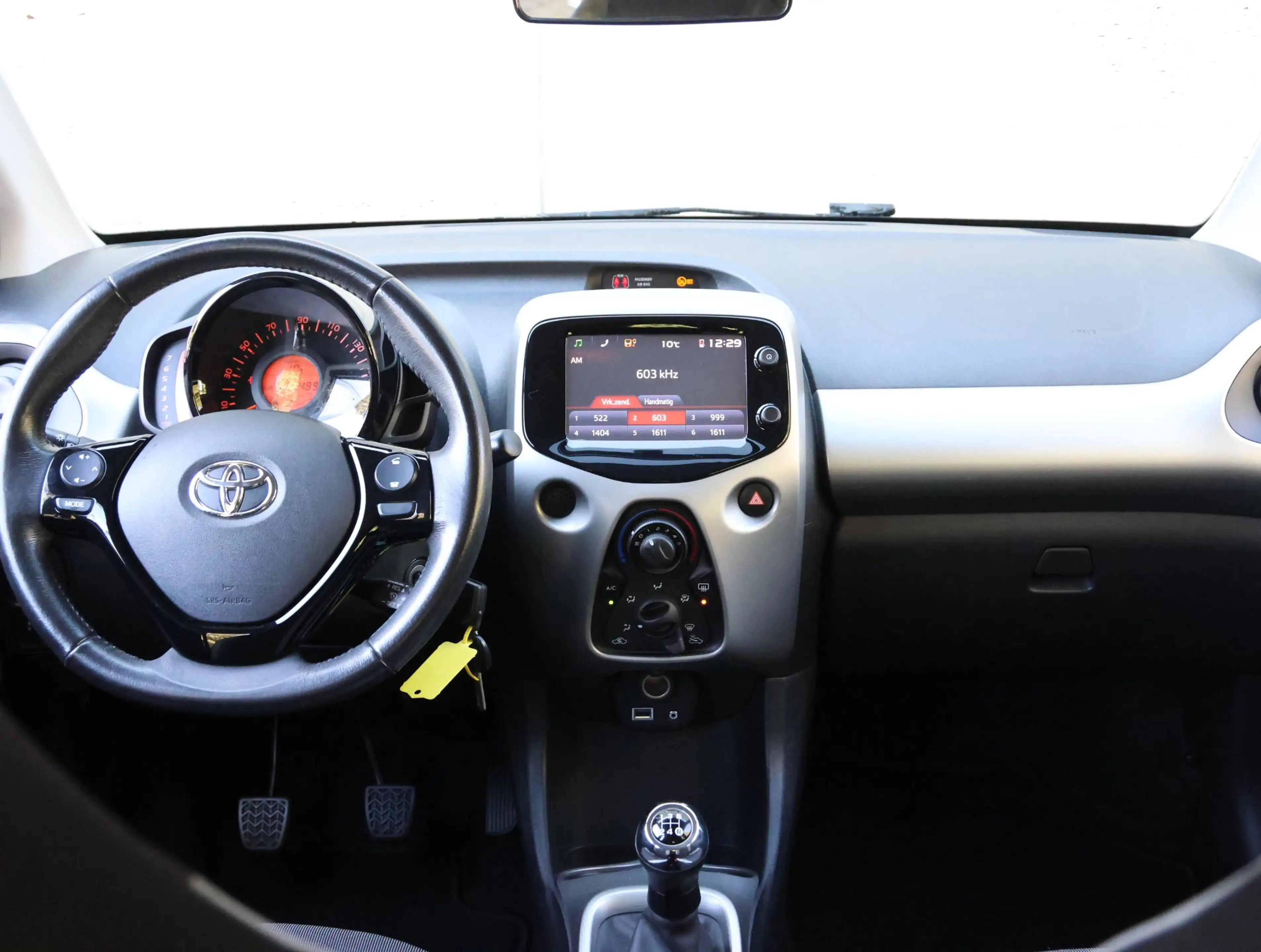 Toyota Aygo 1.0 69pk X-Play | Navigatie | Camera | Airco | Blu — photo 12
