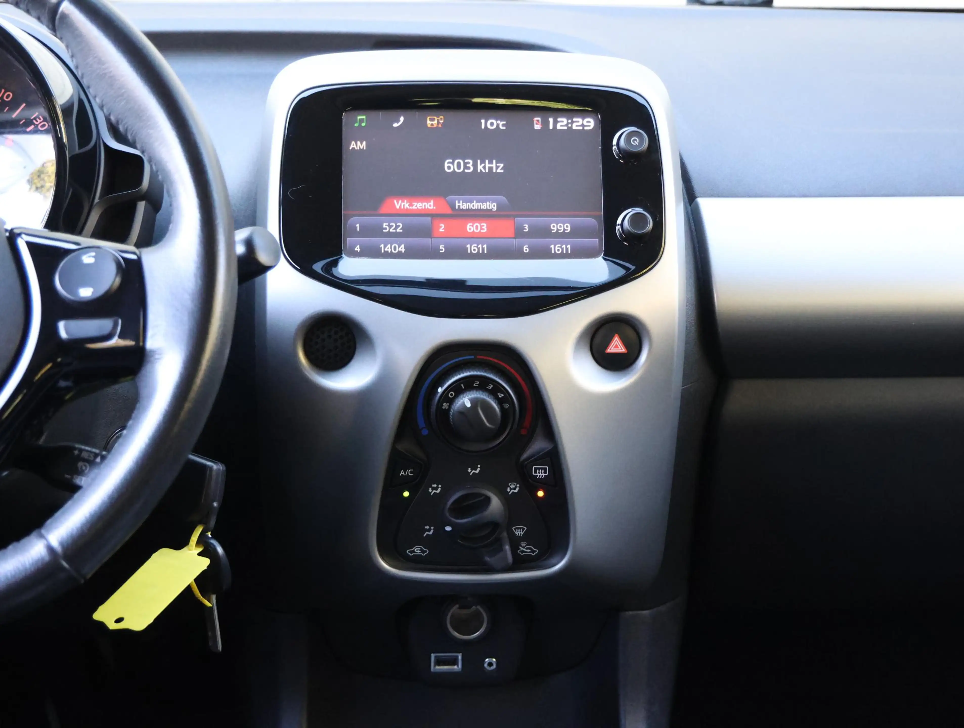 Toyota Aygo 1.0 69pk X-Play | Navigatie | Camera | Airco | Blu — photo 13