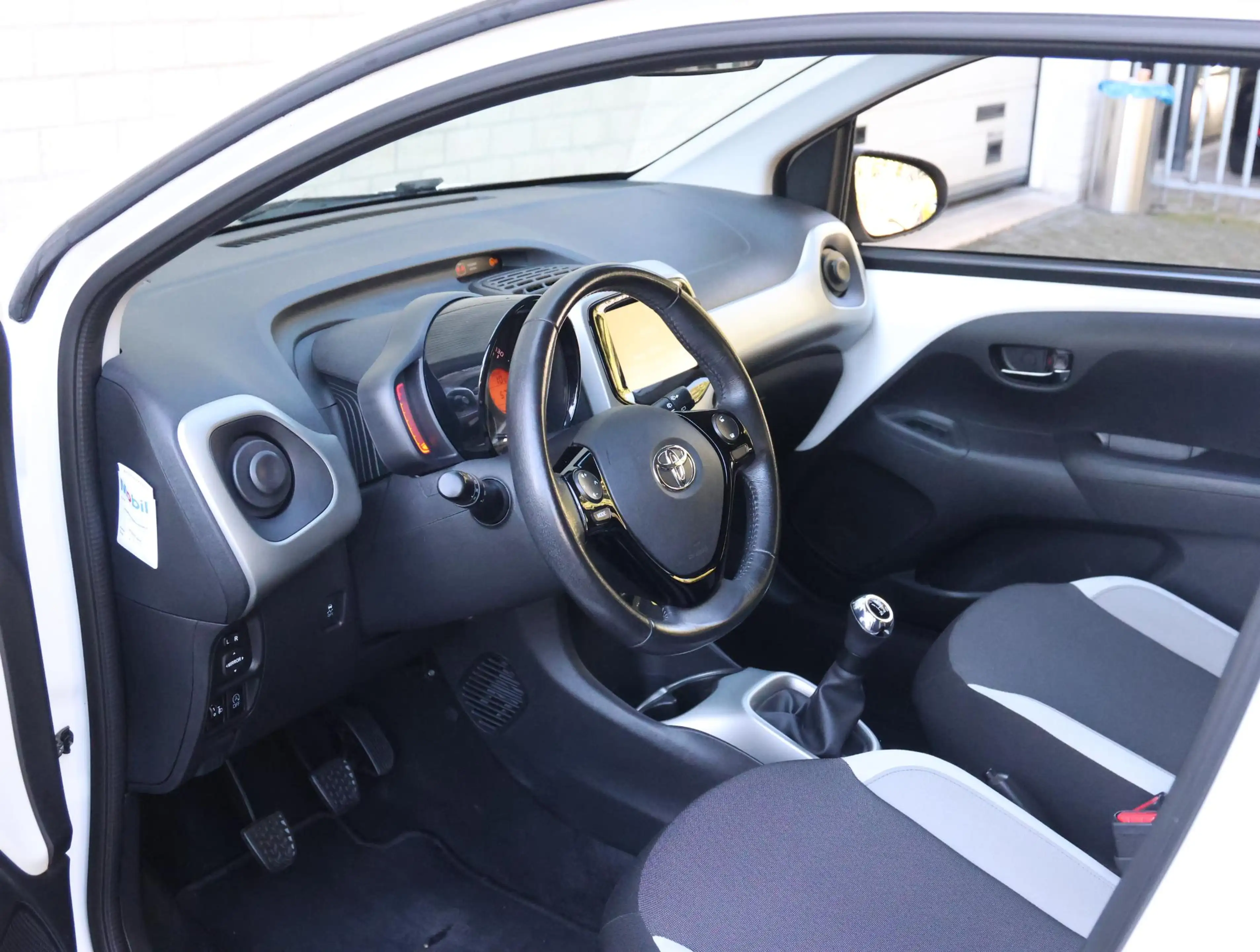 Toyota Aygo 1.0 69pk X-Play | Navigatie | Camera | Airco | Blu — photo 10