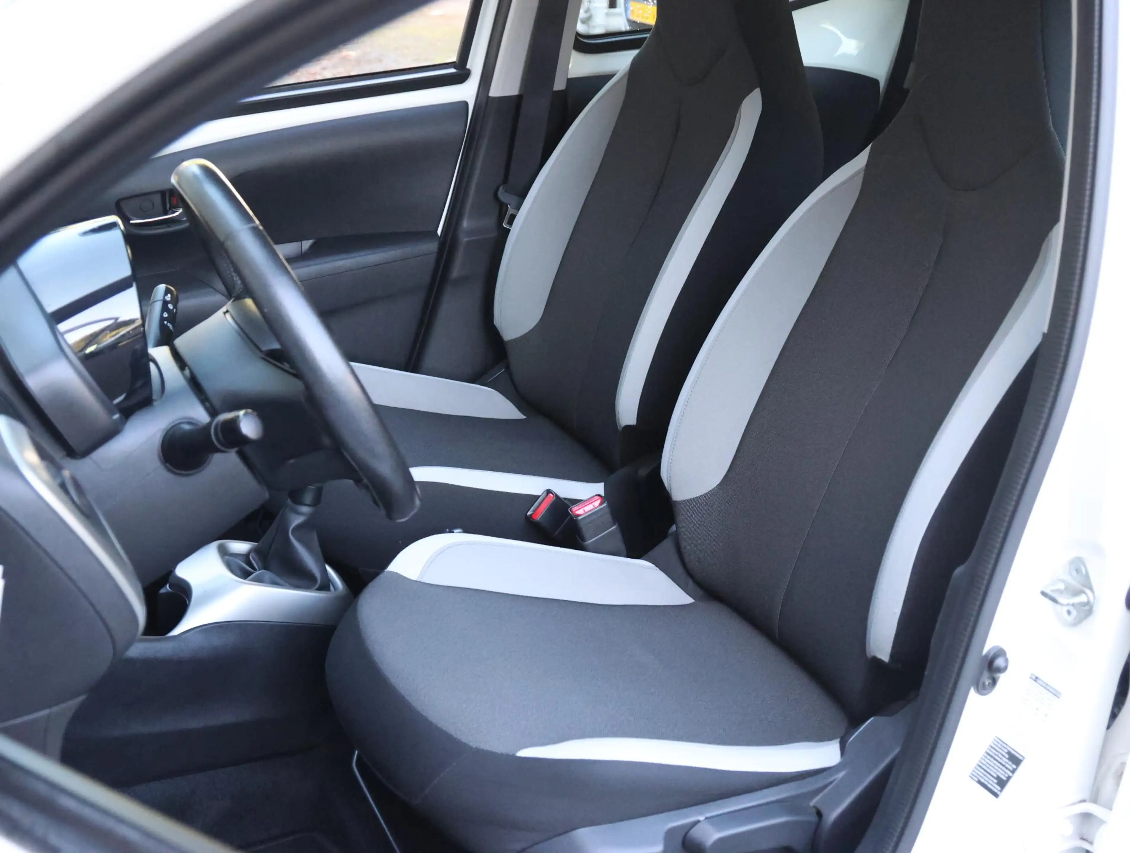 Toyota Aygo 1.0 69pk X-Play | Navigatie | Camera | Airco | Blu — photo 11