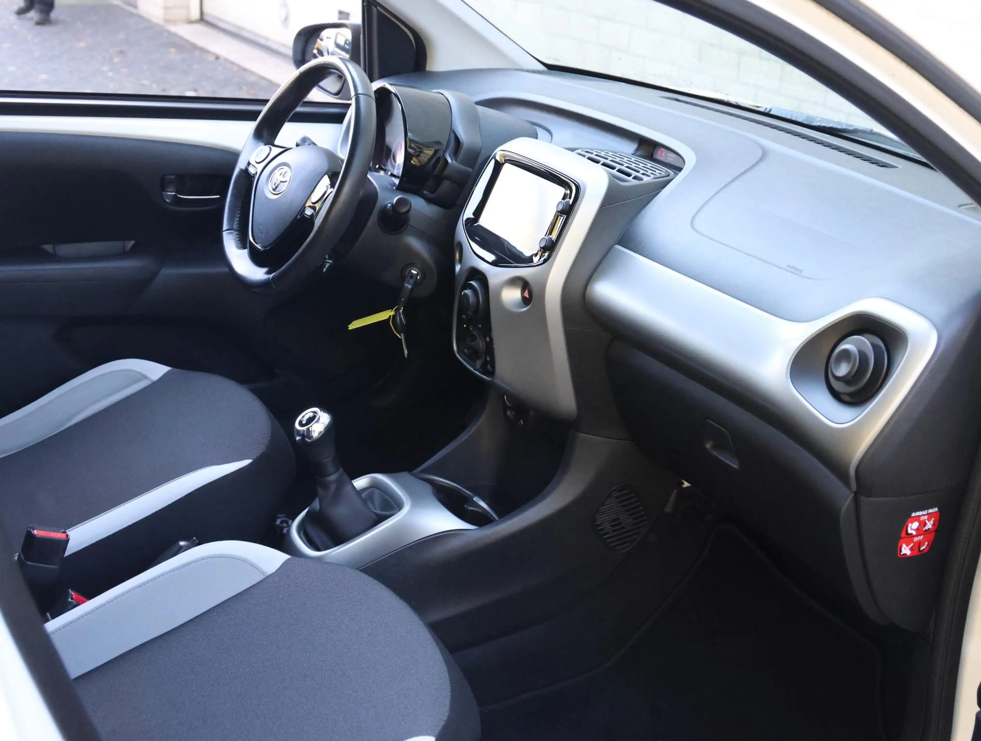 Toyota Aygo 1.0 69pk X-Play | Navigatie | Camera | Airco | Blu — photo 8