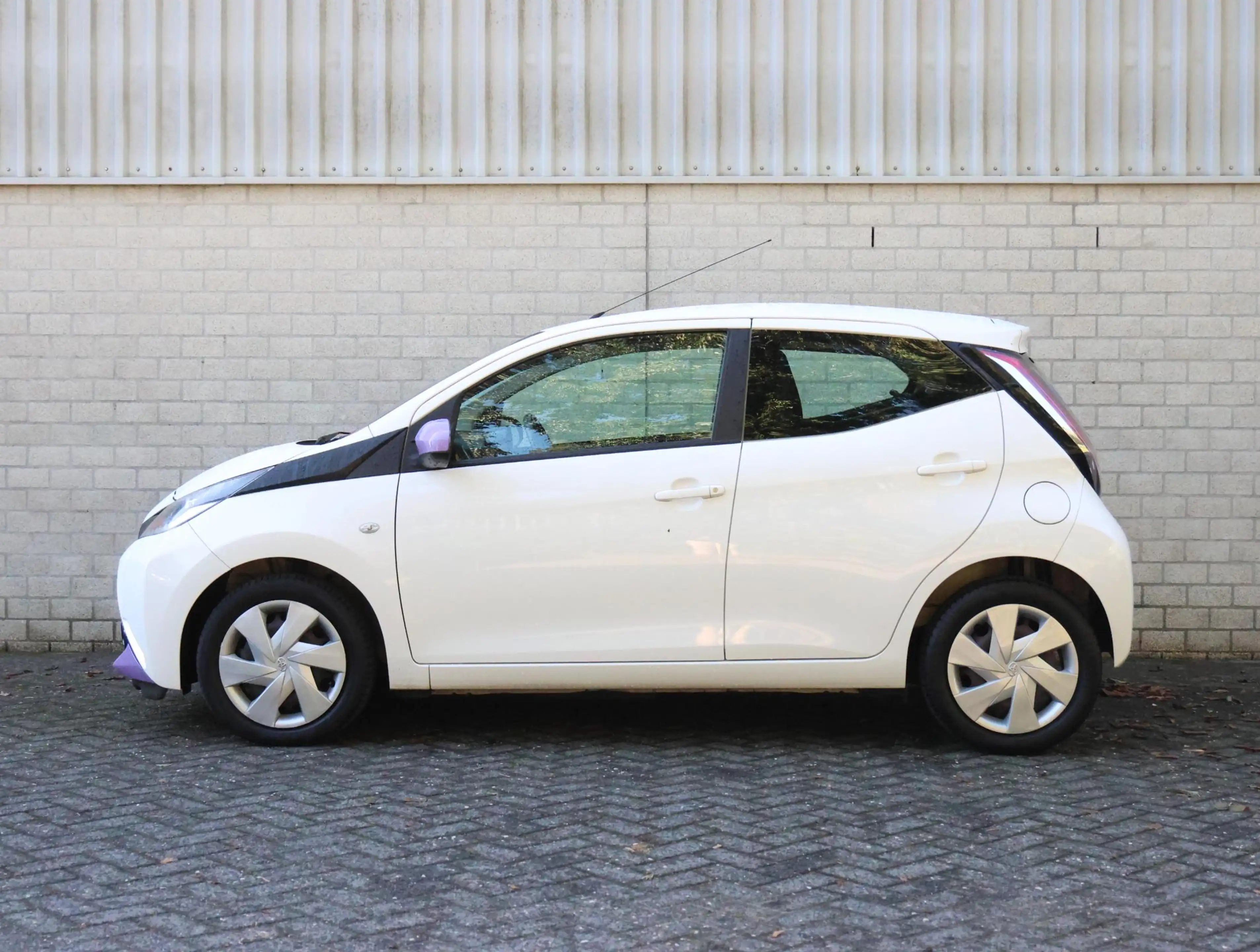 Toyota Aygo 1.0 69pk X-Play | Navigatie | Camera | Airco | Blu — photo 2