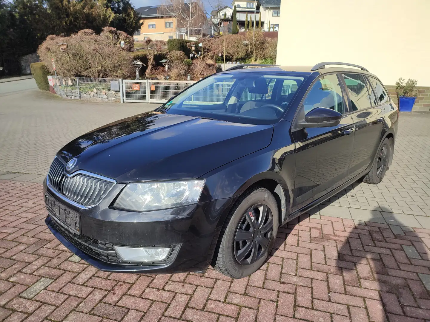 Skoda Octavia 1,6 TDI HU bis (08/27) *Zahnriemen Neu* 1. Hand Schwarz - 2