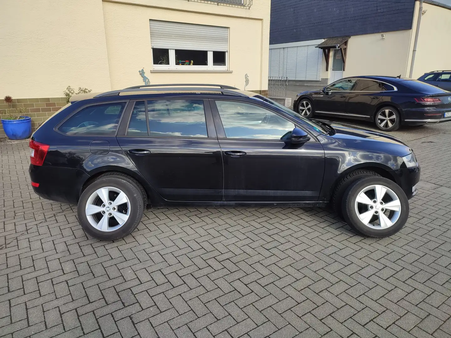Skoda Octavia 1,6 TDI HU bis (08/27) *Zahnriemen Neu* 1. Hand Schwarz - 1