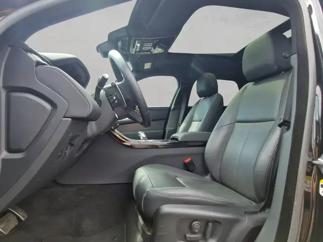 Land Rover Range Rover Velar view 5