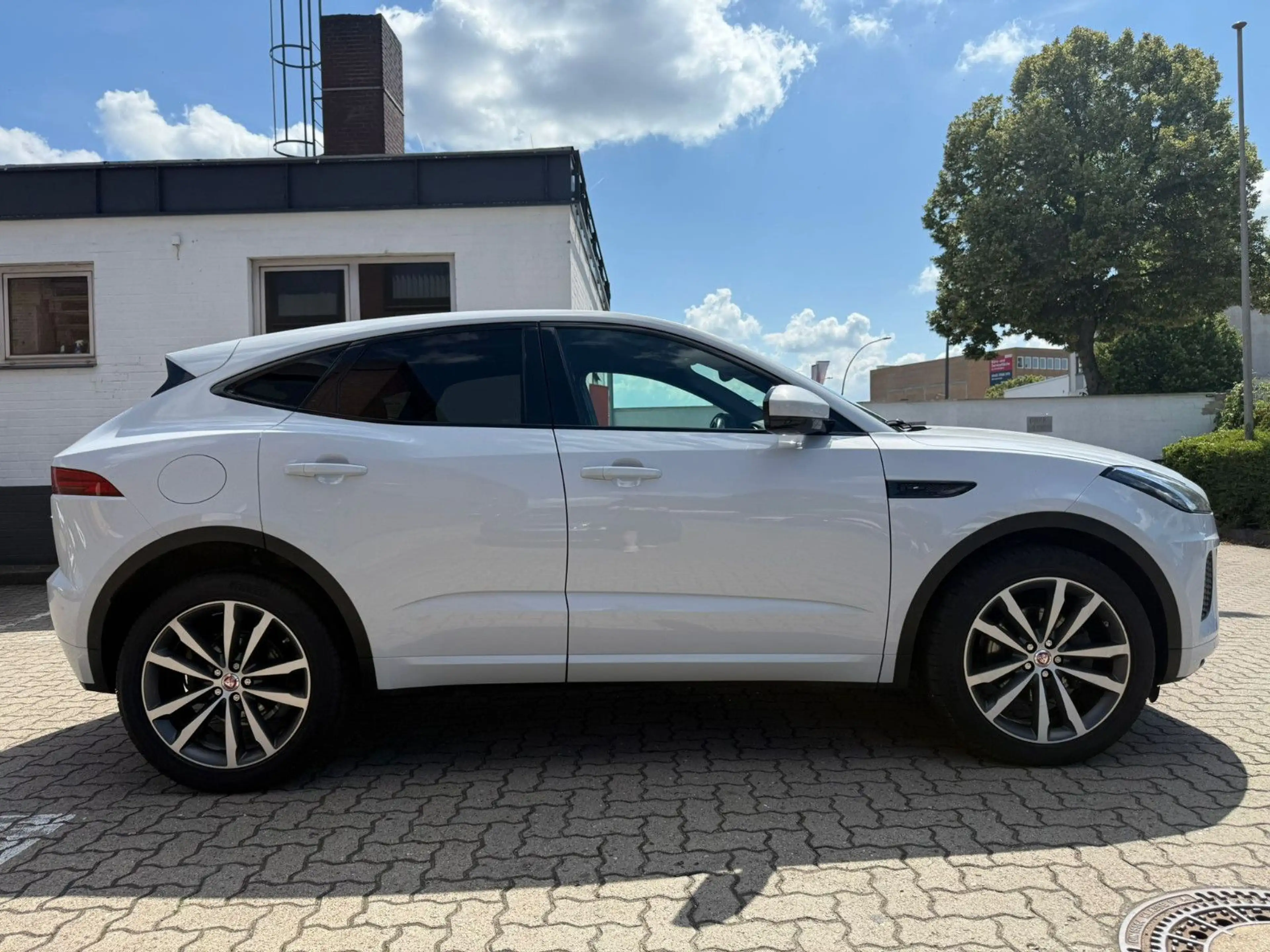 Jaguar E-Pace E-PACE Chequered Flag D180 AWD Aut.*LED*PANO*AHK — photo 3