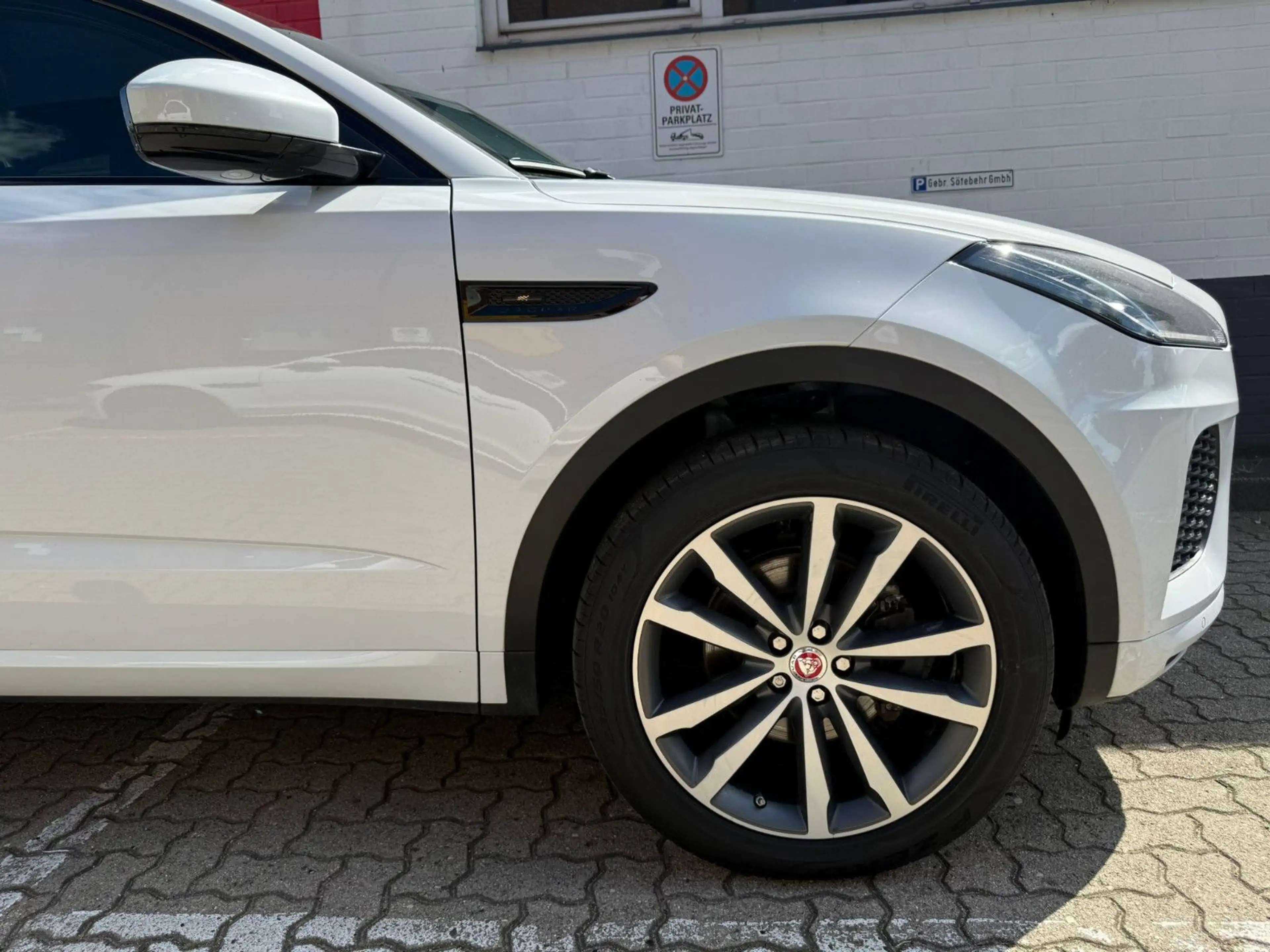 Jaguar E-Pace E-PACE Chequered Flag D180 AWD Aut.*LED*PANO*AHK — photo 7