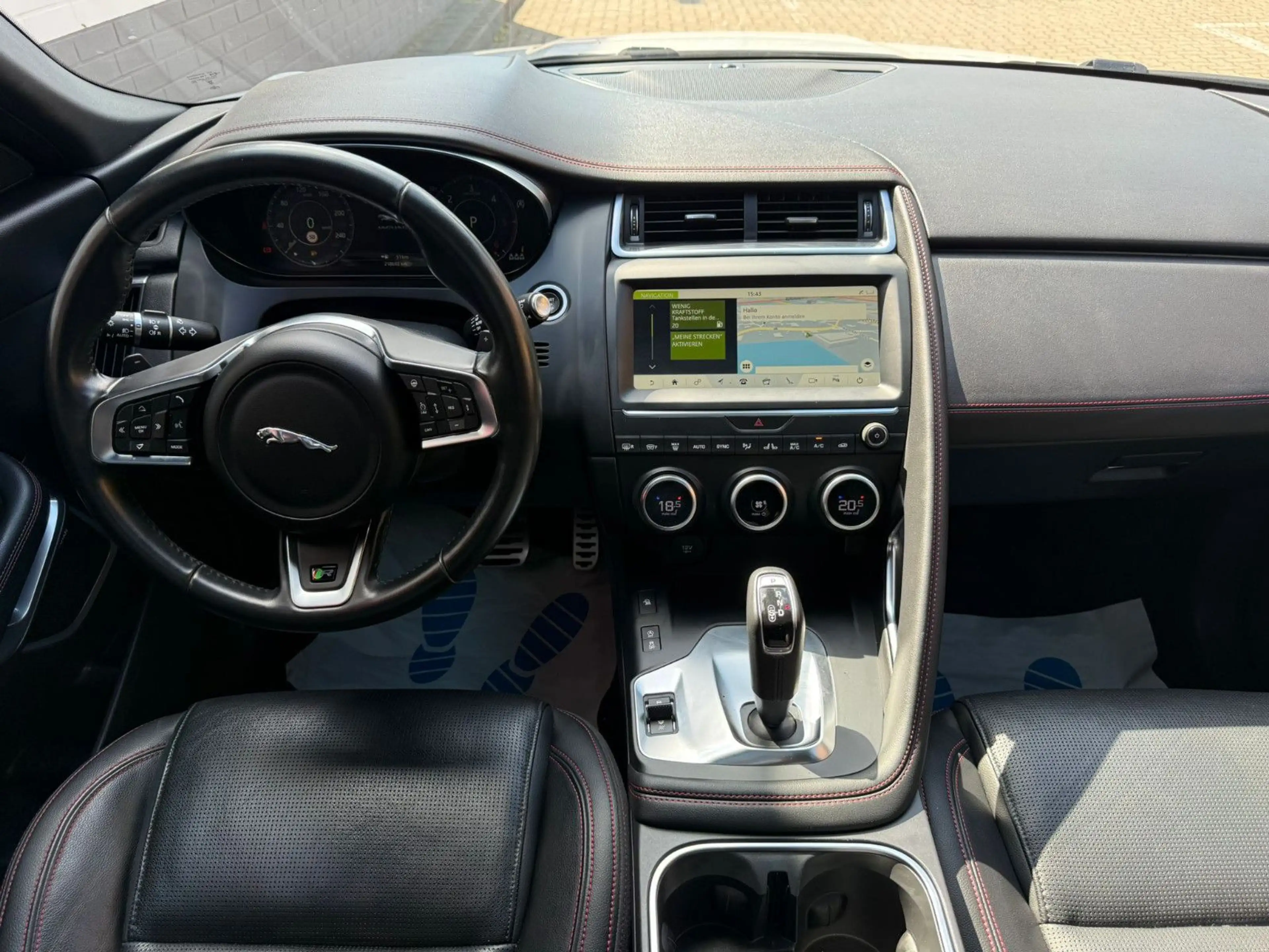 Jaguar E-Pace E-PACE Chequered Flag D180 AWD Aut.*LED*PANO*AHK — photo 15