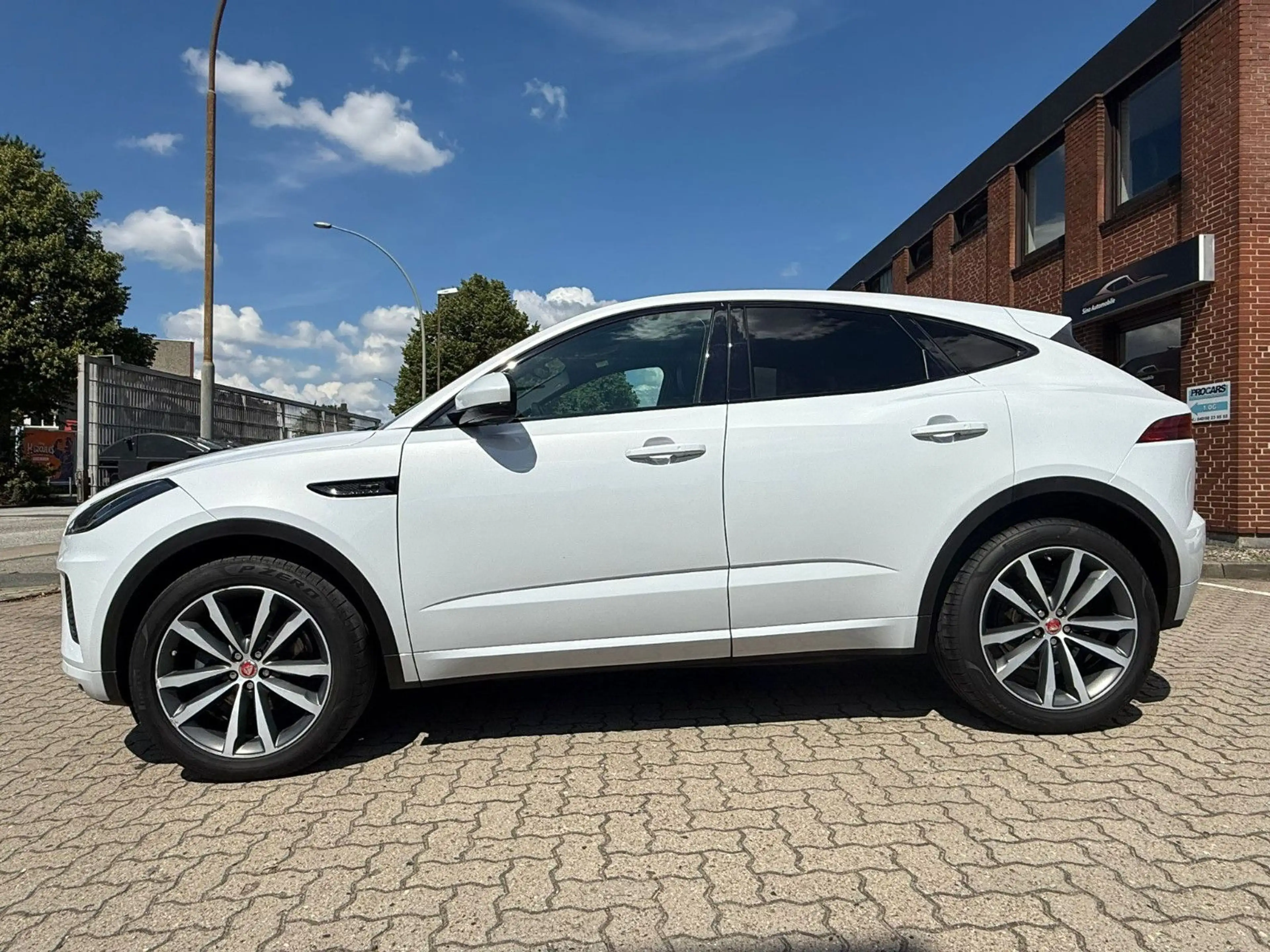 Jaguar E-Pace E-PACE Chequered Flag D180 AWD Aut.*LED*PANO*AHK
