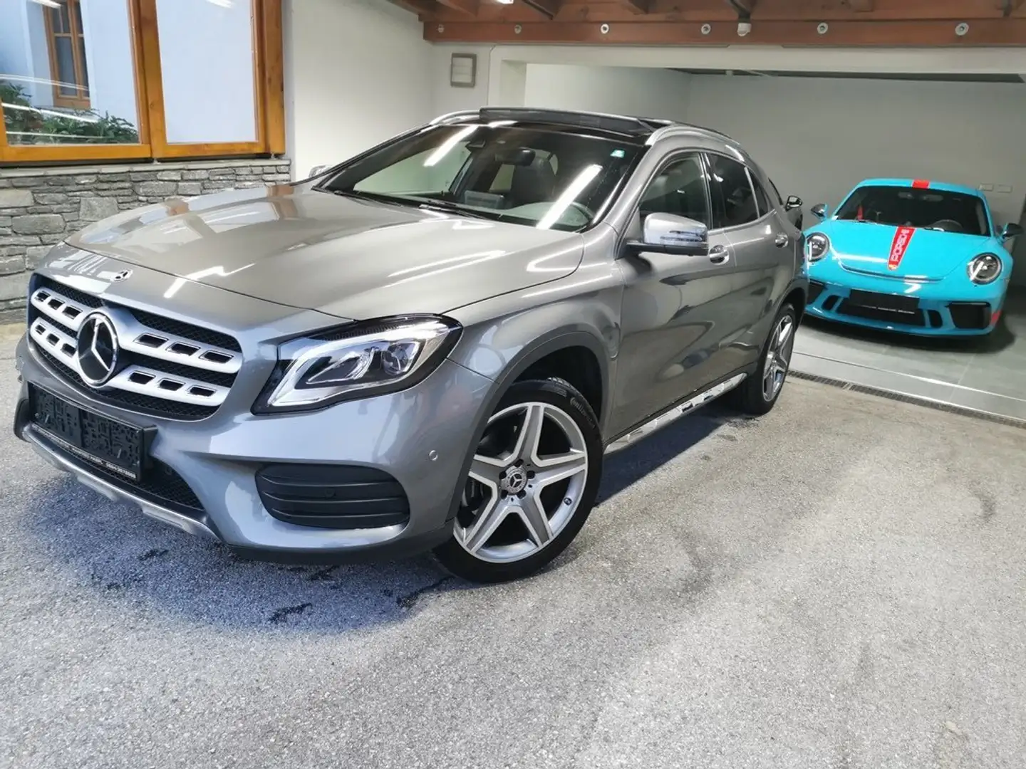 Mercedes-Benz GLA 250 -AMG Paket 4 Matic,Panorama,Ahv.,Kamera,LED,ACC,1A Grau - 1
