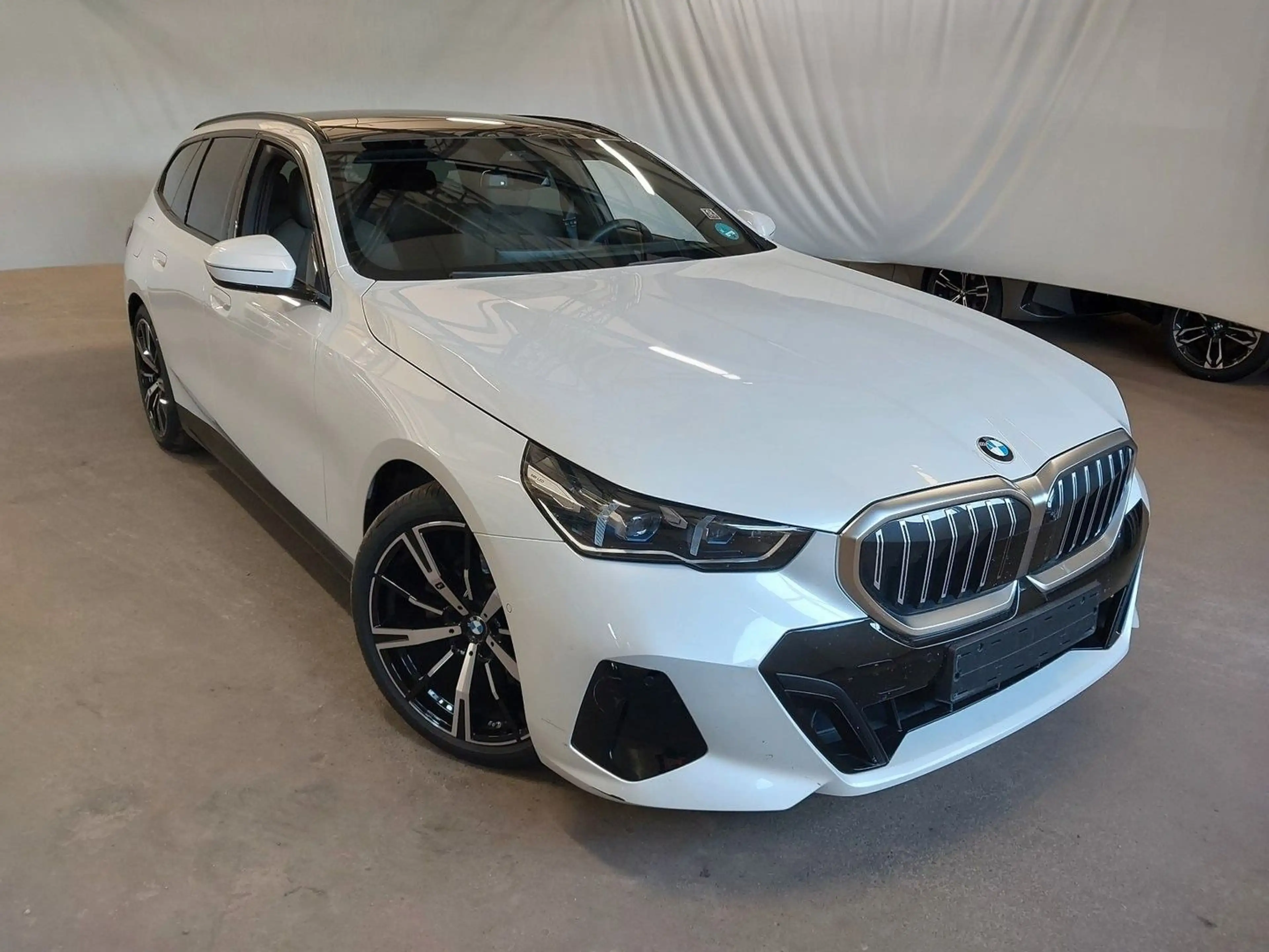 BMW 520 d Tour M Sport AHK PANO STHZ ACC 360° HUD KZU — photo 5