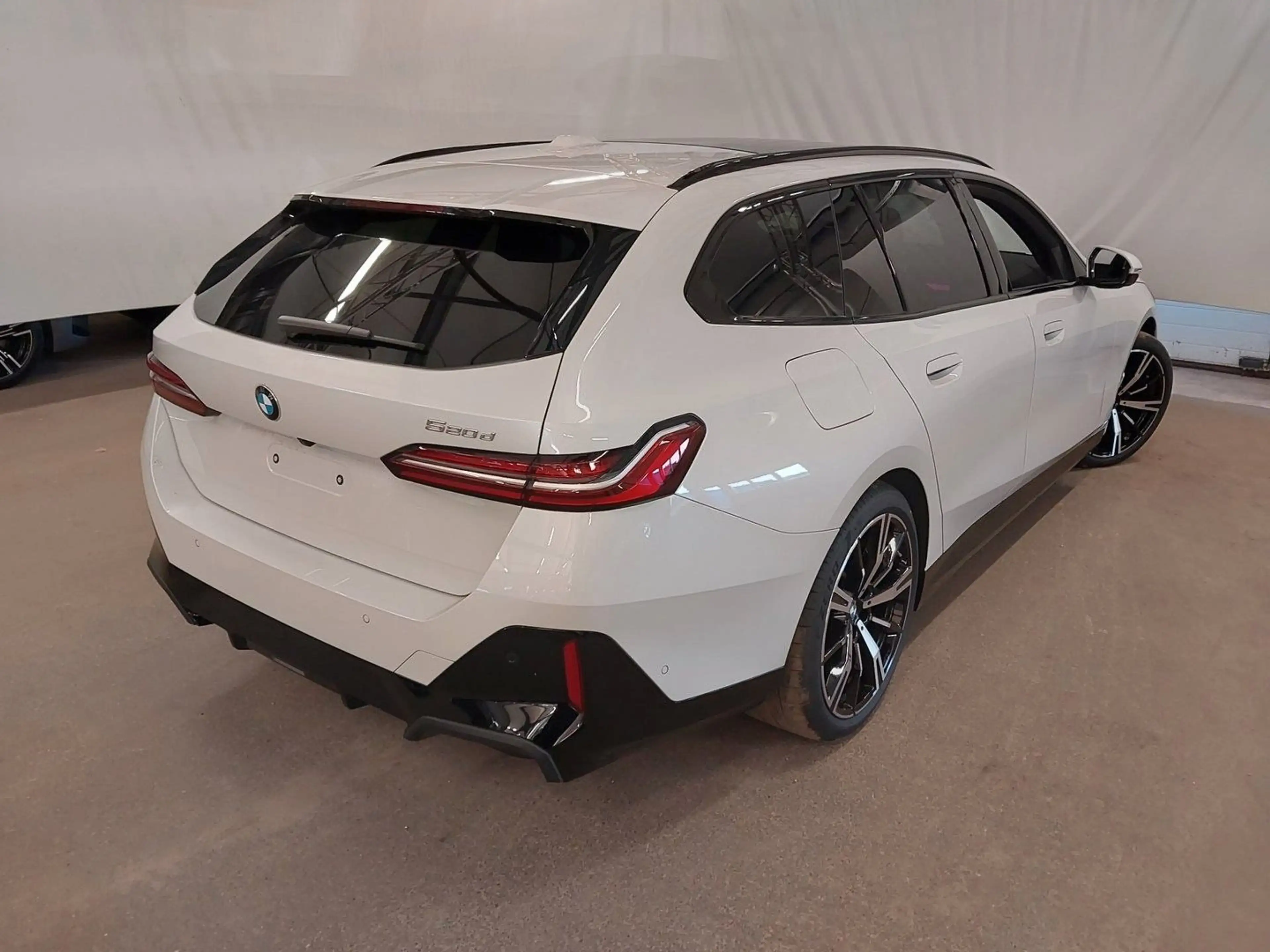 BMW 520 d Tour M Sport AHK PANO STHZ ACC 360° HUD KZU — photo 4