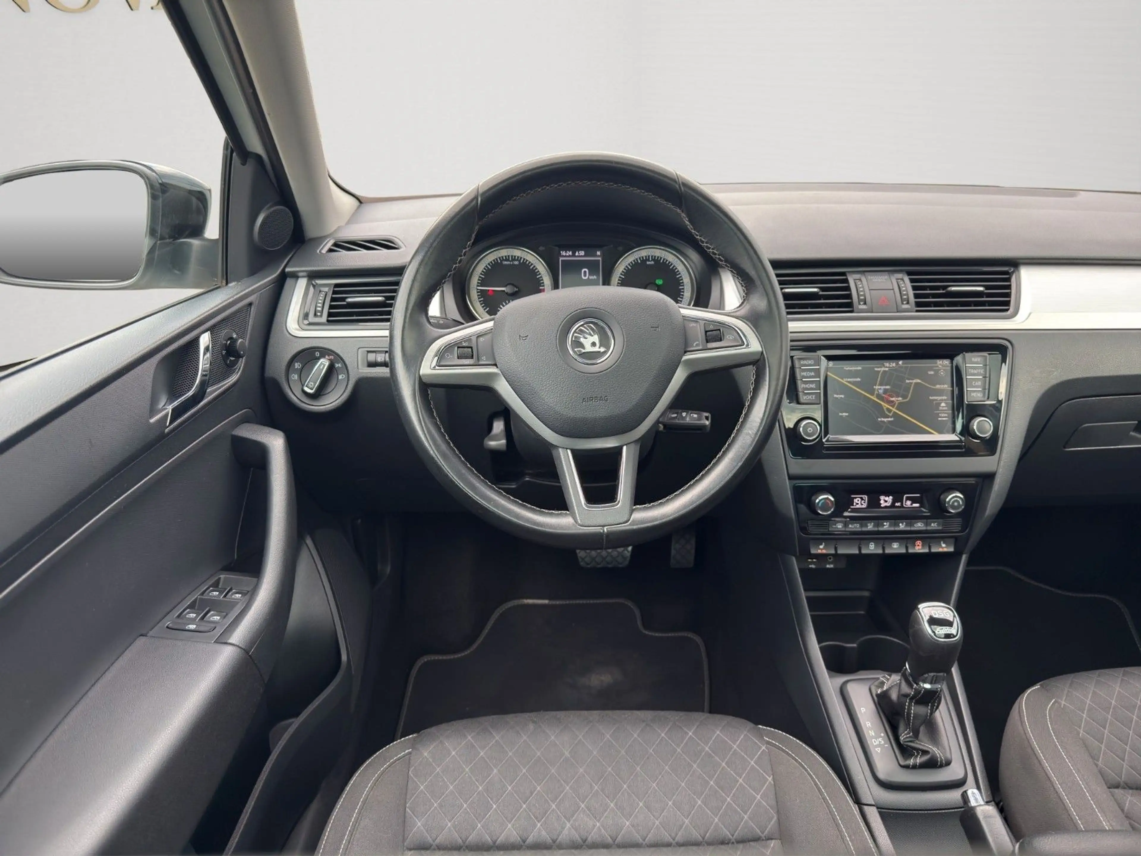 Skoda Rapid/Spaceback Spaceback Edition-DSG-NAVI-PANO-PDC-SHZ- — photo 11