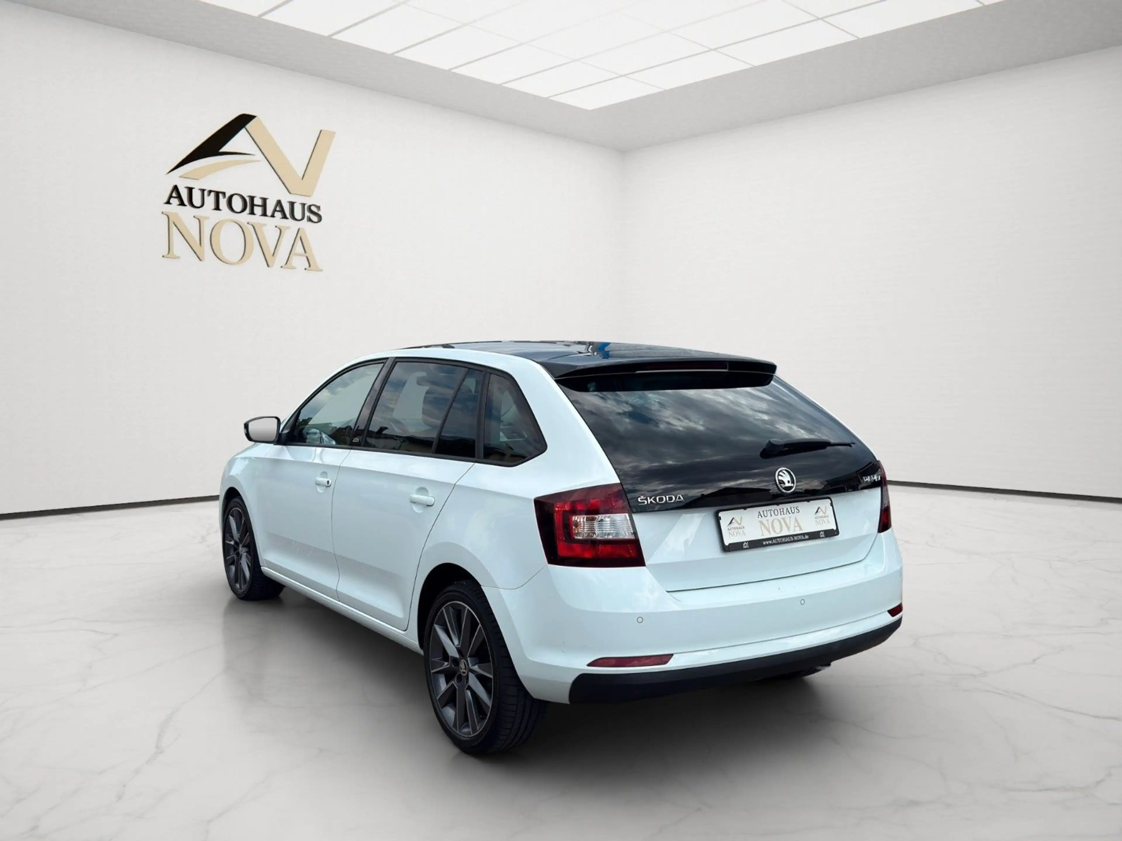 Skoda Rapid/Spaceback Spaceback Edition-DSG-NAVI-PANO-PDC-SHZ- — photo 4